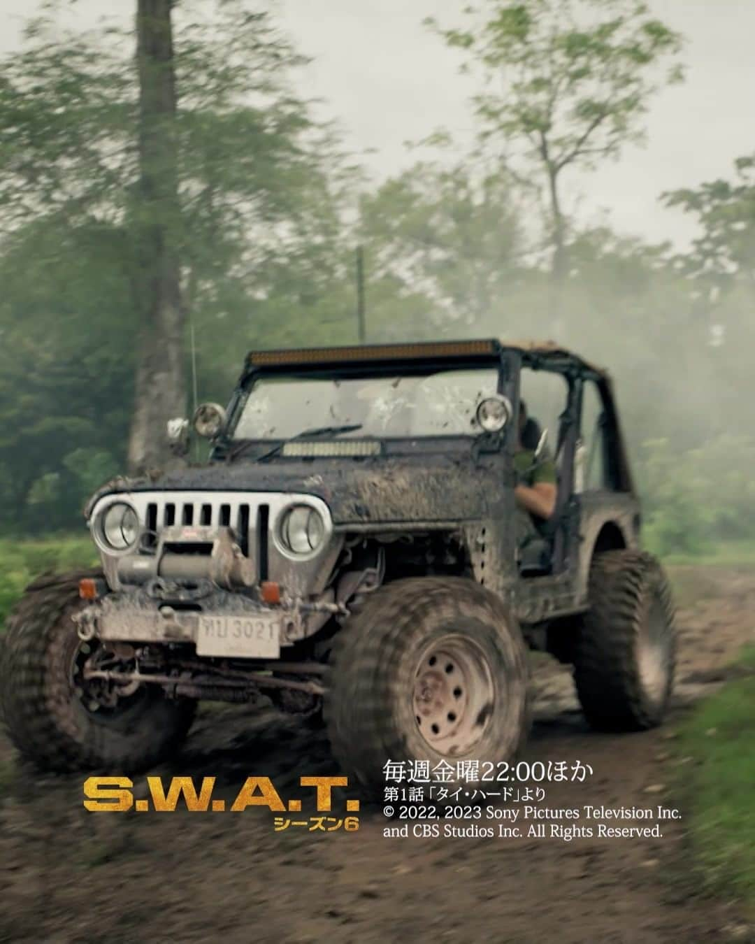 スーパー！ドラマTVのインスタグラム：「逃走劇→SWATの判断が神過ぎた！ #SWAT #海外ドラマ  大人気海外ドラマ「S.W.A.T. シーズン6」の名シーンをご紹介！今回は第1話よりピックアップ。 海外ドラマ専門チャンネル『スーパー！ドラマＴＶ』だけで毎週(金)夜10時ほか独占日本初放送中！スカパー！、ケーブルテレビ、ひかりTV、auひかりテレビで視聴可能！」