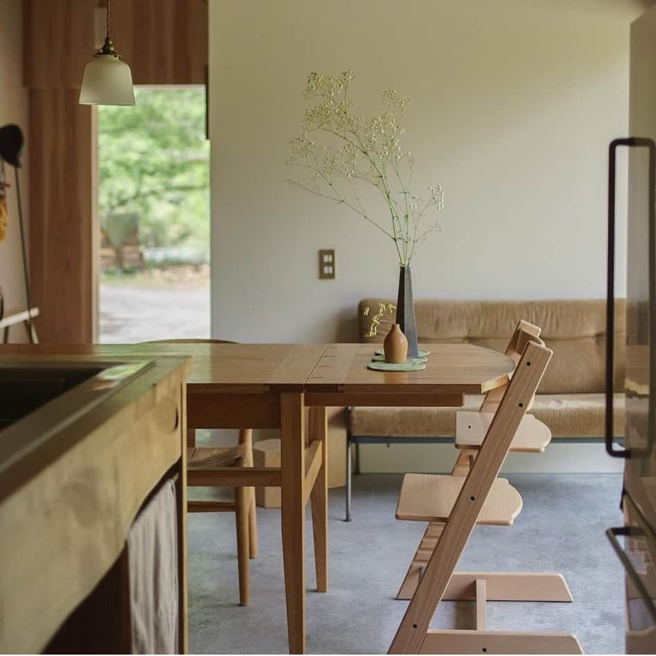 Stokke Japanさんのインスタグラム写真 - (Stokke JapanInstagram)「土間と木のぬくもりを感じるキッチンダイニングにマッチしたトリップ トラップ  📷 @_takuya_fukushima_   トリップ トラップに使用されている木材は製品にナチュラルな雰囲気をプラスするとともに、美しい木目がひとつひとつのチェアに長く愛用できる独特の魅力を与えます。  #ストッケ #トリップトラップ #インテリアコーディネート #キッチンインテリア #ハイチェア #ストッケのある暮らし #トリップトラップのある暮らし」11月8日 21時00分 - stokkejapan