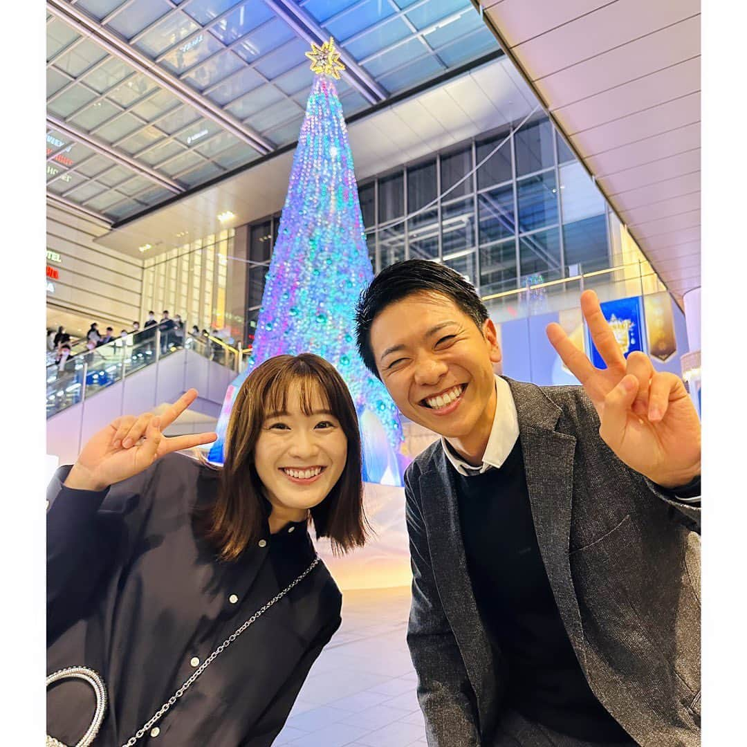 上坂嵩さんのインスタグラム写真 - (上坂嵩Instagram)「🧑‍🎄🎄🎅 . 名古屋駅周辺は、きょう一斉に #クリスマスイルミネーション が点灯🎄✨ #JRゲートタワー から生中継しました🎤 . #小松﨑花菜 アナがプライベートで通りかかって 声をかけてくれたので、合間に一枚！📸 レアなツーショットになりました😄  夜の名駅周辺は、秋を通り越して すっかりクリスマスムードでした🎅 . . #クリスマス #イルミネーション #Xmas #名古屋 #名駅 #ゲートタワー #小松崎花菜 #ドデスカ #ドデスカプラス #ドデスカ＋ #メーテレ #アップ #アナウンサー #フィールドキャスター #ニュースワード #SDGsビジネスマスター #社会調査士 #スピーチコンサルタント #スピーチ #トーク #話し方 #スピーチトレーナー #スピーチライター #上坂嵩」11月8日 21時03分 - takashi_uesaka_nbn