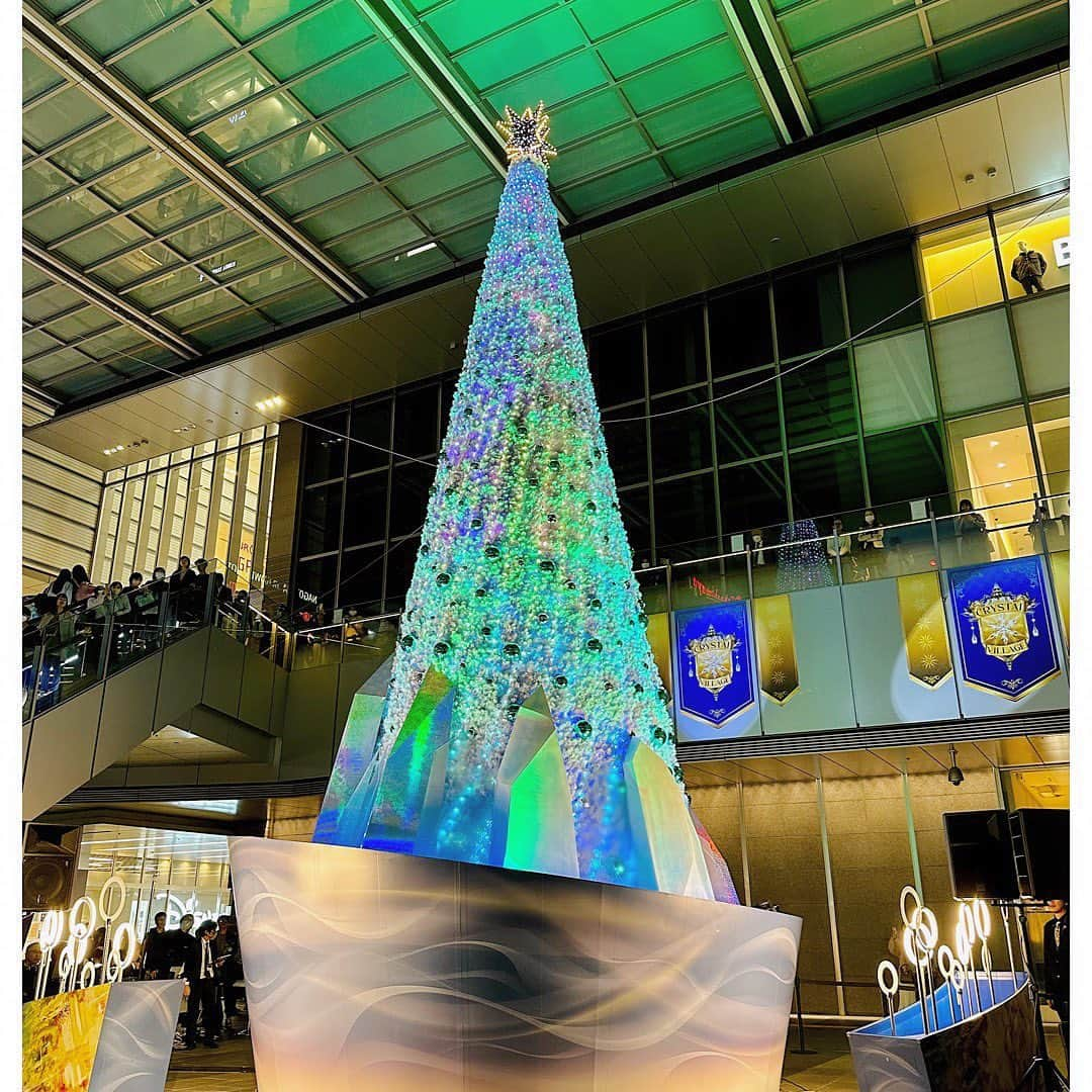 上坂嵩さんのインスタグラム写真 - (上坂嵩Instagram)「🧑‍🎄🎄🎅 . 名古屋駅周辺は、きょう一斉に #クリスマスイルミネーション が点灯🎄✨ #JRゲートタワー から生中継しました🎤 . #小松﨑花菜 アナがプライベートで通りかかって 声をかけてくれたので、合間に一枚！📸 レアなツーショットになりました😄  夜の名駅周辺は、秋を通り越して すっかりクリスマスムードでした🎅 . . #クリスマス #イルミネーション #Xmas #名古屋 #名駅 #ゲートタワー #小松崎花菜 #ドデスカ #ドデスカプラス #ドデスカ＋ #メーテレ #アップ #アナウンサー #フィールドキャスター #ニュースワード #SDGsビジネスマスター #社会調査士 #スピーチコンサルタント #スピーチ #トーク #話し方 #スピーチトレーナー #スピーチライター #上坂嵩」11月8日 21時03分 - takashi_uesaka_nbn