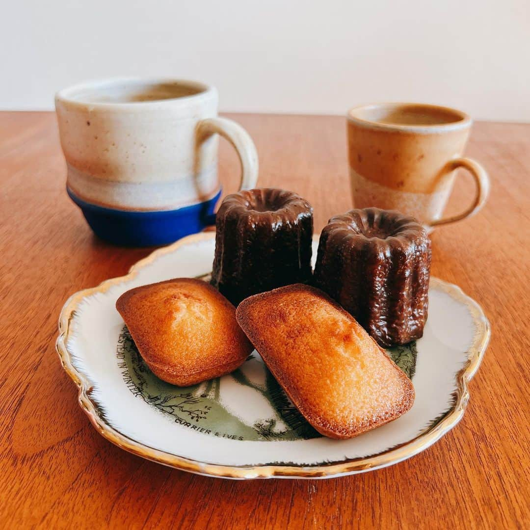 リサ のインスタグラム：「毎朝ゆっくりコーヒーを🥰 みたいな時間はほぼないんだけど、 美味しいお菓子を買ったときは、爆速で洗濯と掃除して、 娘のごはん用意して、、、いただきます🙏🏻 大好きなPAYSAGE @paysage_he のカヌレとフィナンシェ！ 伊勢丹で買えるようになったので鬼リピ確定🫶🏻 @paysage_he_tokyo   そして最強お気に入りマグは、 しょうしくん @shoshiwatanabe のです。 使いやすくて、かっこよくて、我が家の一生一軍です👏🏻 (私はこれでビールも飲んじゃうよ🤣)」