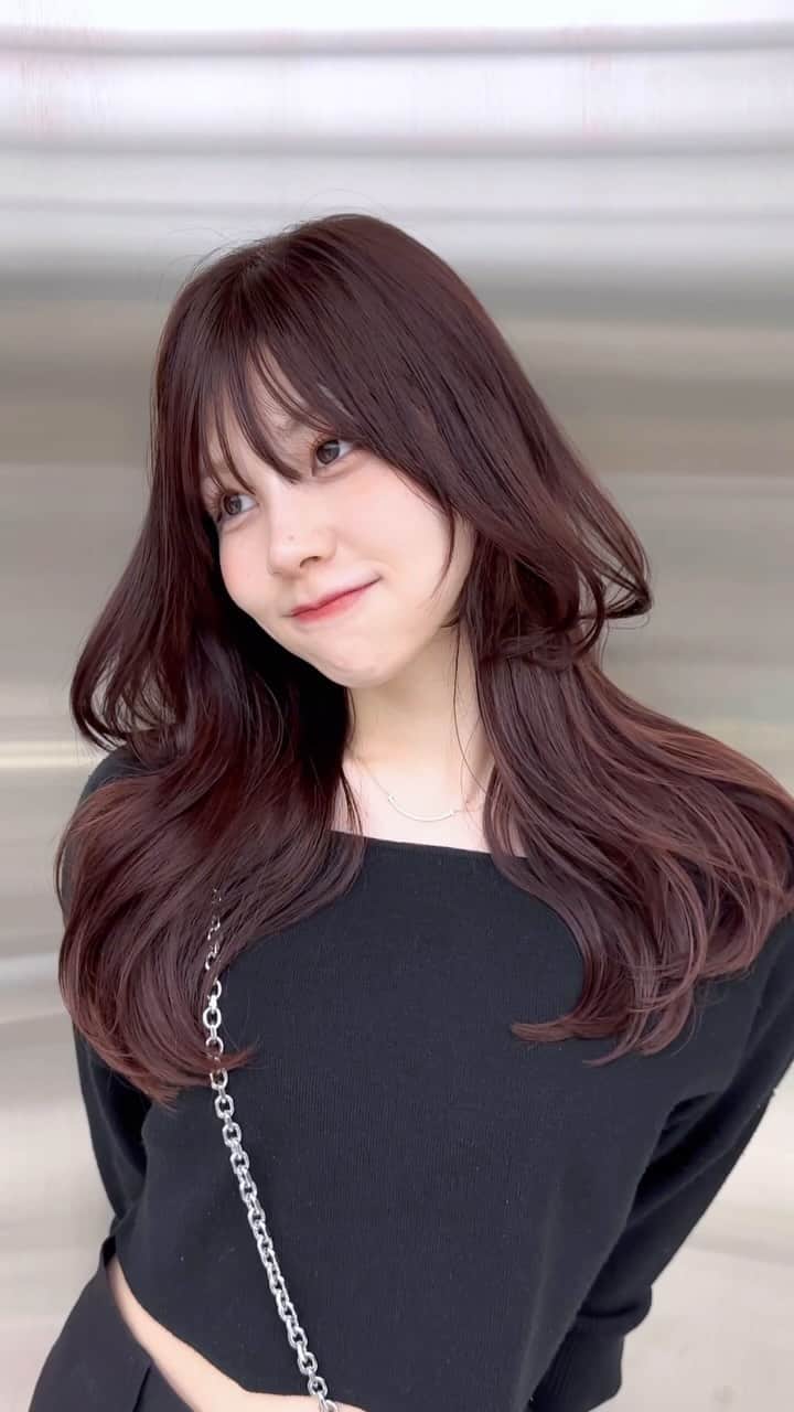 中村雄樹のインスタグラム：「. 最近アイドルを卒業された茄子はるさん @nasuchan__0412  レイヤー任せてました🙌アイドル時代とか違うくびれヘアのシルエットもお似合いで喜んで頂けてよかったです🥹🫶 .  :網紅ヘア🇨🇳 . . 『10代〜30代限定 指名料サービスcoupon🎟️』 📛レイヤーカット＋高保湿トリートメント  ¥5,500 📛レイヤーカット＋ワンメイクカラー＋高保湿トリートメント ¥9,900 📛レイヤーカット＋デザインブリーチ ¥18,700 ※指名料¥3,300がサービスになります ※カラーメニューは別途ロング料金有 . . . 2023/9/1 New Open REDEAL SHIBUYA. . 中華美人叶う網紅ヘア🇨🇳になれるヘアサロン✂︎ :wang hong hair  . . @redeal_hair  .  ⚪️#ディスコネレイヤーカット ⚪️ . "繋げていない" レイヤーカットを称して ディスコネレイヤーカットと名付けました。  近年ショートスタイルでは定番化していたディスコネ。これをボブ〜ロングに生かしたカットデザインです。 . REDEALではブリーチカラーのお客様も多いのですが、 レイヤーは入れすぎるとハイトーンは特に "中間がパサつく"ので傷んで見えます。 ですがこのレイヤーカットはそれがないです。 . . "繋げてない"からこそのメリットを大きく5つに分けると . ⚪️軽くなり過ぎずに"巻きやすい毛束"を作れる ⚪️"中間がパサつかない"ので傷んで見えない ⚪️全体の"重さ"は残るのでスカスカしない ⚪️繋げないところがあるため工程が少なくカット時間も短い ⚪️後ろにはレイヤーが少ないので寝癖になり辛い . . REDEAL考案の "ディスコネレイヤーカット" 鏡越しの毎朝が楽しみになります。  . . . 🔍REDEAL SHIBUYAのカラーの"こだわり" . こちらにupさせて頂いてるスタイルは基本 "1ブリーチ"での仕上がりが多いです。 理由として、 . . 🔍低温ブリーチでの施術 :当日の施術時間は熱を出さないためにじわじわブリーチ致します . 🔍入念に行う"カウンセリング" 現在の状態と"なりたいイメージ像"の可能かどうかも含めてか擦り合わせてなるべく1ブリーチで理想の仕上がりになる計画を一緒に立てます。 . . . .  . . . . . . . 🟡ご新規のご予約方法🟡 基本はREDEAL SHIBUYA のホットペッパーかお電話よりご予約ください。 . 🟥ホットペッパー （アプリ又はGoogleで大宮REDEAL SHIBUYAで検索） 🟨 📞 03 6416 9152 . ※基本的に営業時間以外もご予約できるのとポイント付くのでホットペッパーを推奨しております . 【お問い合わせ方法】 お電話のみとさせて頂きます。 🟨📞 03 6416 9152 . . . 🟡メニューの選び方🟡 .  【✂︎カット✂︎】 ⚪️ディスコネレイヤーカット 重さを残したレイヤースタイルをされたい方はこちらのメニューを選択してください。 ⚪️トリミングカット 乾いた状態でカットが完結するレベルの毛量調整や毛先の調整の方はこちらがおすすめです。 ⚪️デザインカット 上記２つ以外のショートやボブカット等々ご希望の方はこちらのメニューをお選びください。 . ※基本当日追加可能です✂︎ .  【🎨カラー🎨】 メニューがわからない場合 🔴ブリーチ有メニュー（4〜5時間前後） 🔵ブリーチ無メニュー（2時間前後） どちらかでご予約頂けましたらある程度お時間に限りはござまいすが当日変更等の対応はできますのでご安心ください。その日の気持ちをカウンセリングさせて頂き、ご提案をさせて頂きます  【🌿トリートメント🌿】 基本的に10分前後の施術になります。 事前のご予約、当日の変更も対応可能です。 . . ※施術料はその日の適切な金額をカウンセリングでお伝え致しますのでご安心ください ※ご予約状況でメニュー変更が難しい場合もございますので予めご了承ください . .  . . . REDEAL SHIBUYA . 東京都渋谷区宇田川町3-10 いちごフィエスタ渋谷3階  . 渋谷美容室 カミカリスマ "受賞"ヘアサロン . . . . . . . .  .  #レイヤースタイル #小顔カット #小顔ヘア #アッシュグレー #ワンカール  #中国ヘア #レイヤー #レイヤーカット #ワンホンヘア  #レイヤーカットロング  #ダークトーンカラー #ザクザクレイヤー #ウルフヘア #渋谷美容室 #東京美容室  #ミディアムレイヤー #後毛 #後毛カット #サイドバング #渋谷レイヤーカット  #ロングウルフ #フェイスレイヤー #姫カット #ミディアムウルフ #ウルフカット」