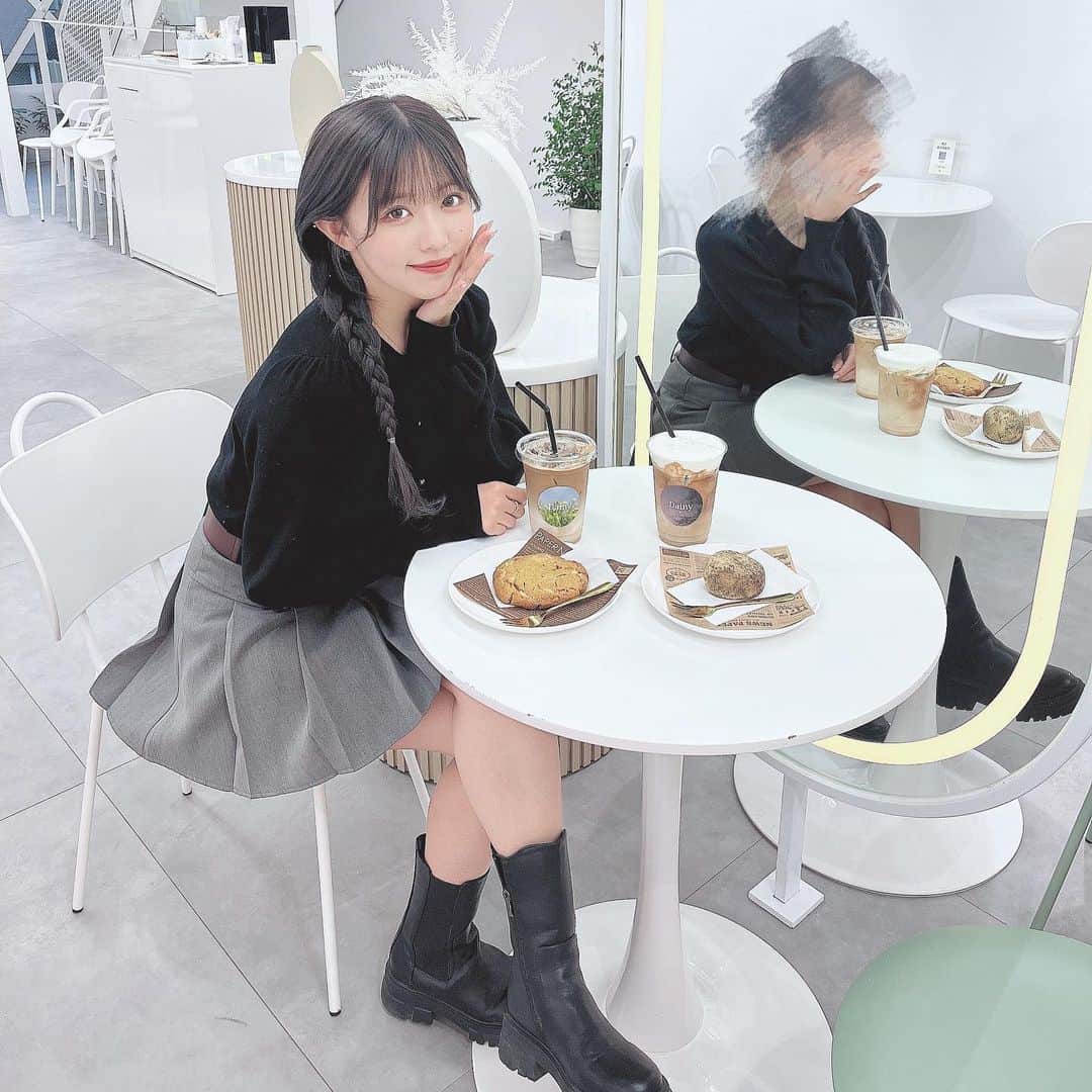 のインスタグラム：「. . . さらちゃんに連れてってもらった新大久保のカフェ ☕️ . フードもドリンクも感動レベルで美味しくて その中でもじゃがいもパンが好きだった~ 🥔 . 見た目が超じゃがいもでびっくりだけど 美味しいから食べてみて~😊 . . . #新大久保カフェ#カフェコーデ#プリーツスカートコーデ#サイドゴアブーツ」