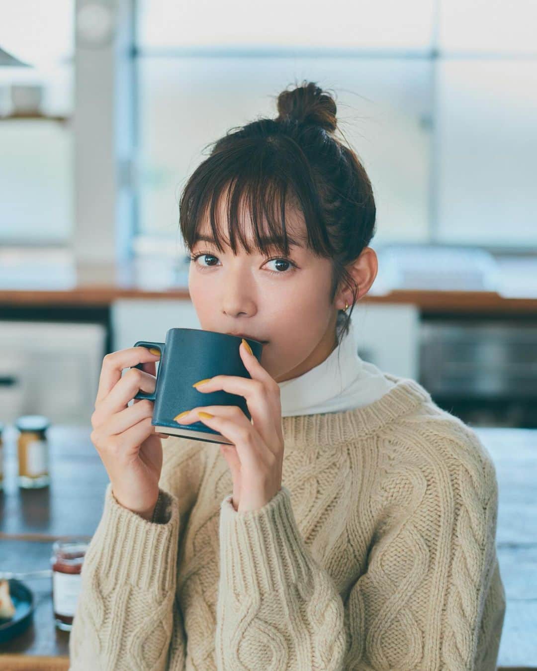 佐藤栞里のインスタグラム：「. アーバンリサーチドアーズと冬服の計画を🕊️ ざっくりとしたニットやふかふかのダウン、 鮮やかなカラーも取り入れたりしてね♡ もこもこのわんちゃんも仲間入りしてくれました☺︎ 優しくてあたたかいものに包まれると 幸せそうな表情になるもんだな〜☺️」