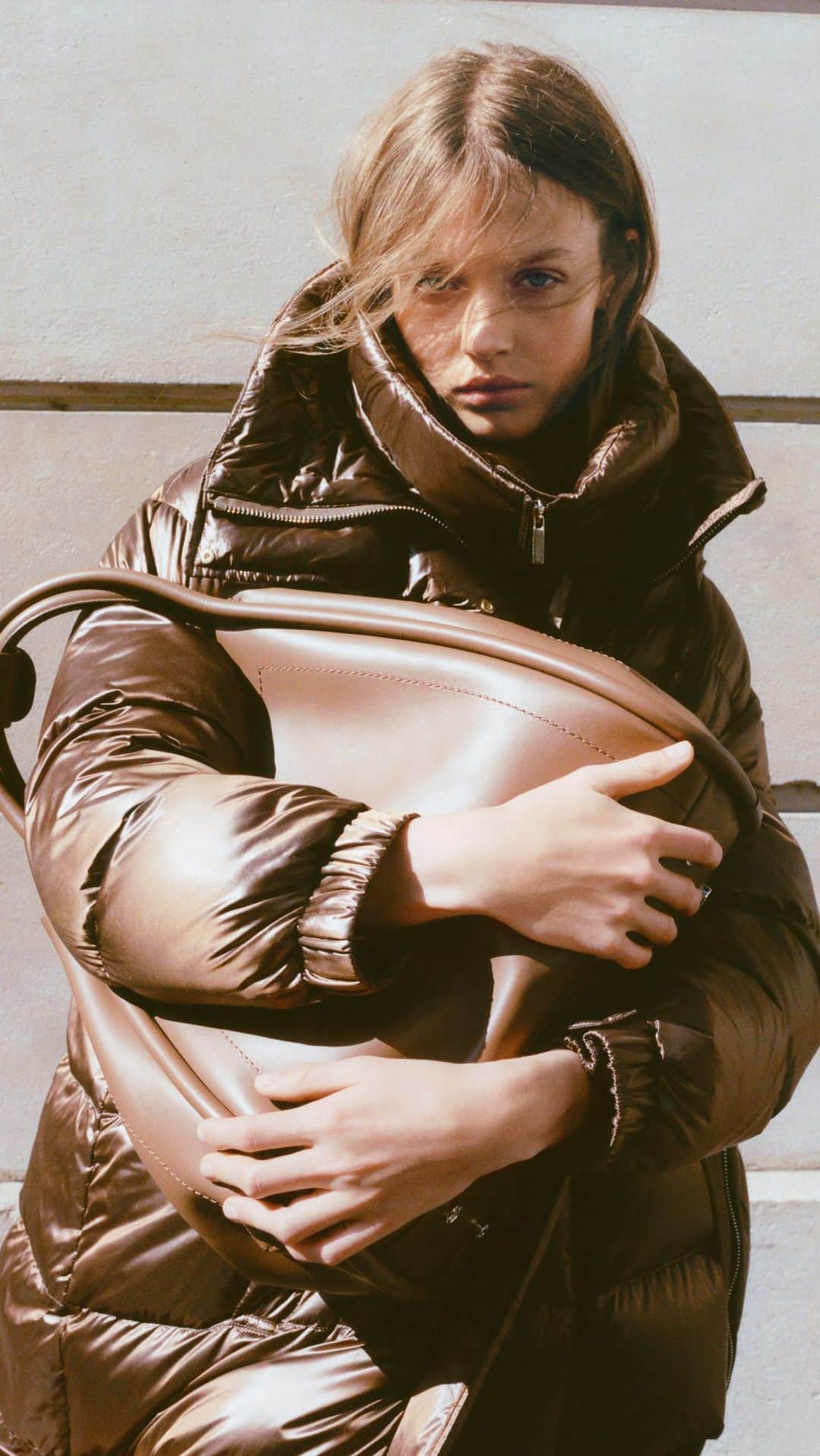 マックスマーラのインスタグラム：「Your forever down jacket. Discover the latest #MaxMaraTheCube collection. Find your perfect outerwear at the link in bio. #MaxMara」