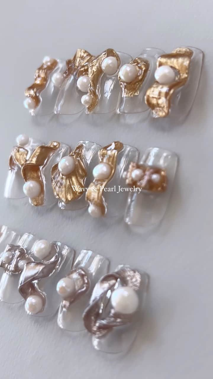 mananailsのインスタグラム：「NAIL EXPO 2023 2023.11.19(Sun.) 13:30〜14:10 TRINA Stage "Wavy gold＆Pearl Jewelry" 立体感がめちゃめちゃ可愛くて 超リアルな一癖ジュエリーが完成✨ ゴールドもシルバーも、もちろんパールもジェルです❤️‍🔥 しかもなんとこれ、時短デザインなのです❤️‍🔥  ステージでは"ウネウネ"と"くるりんぱ" ２つデモする予定です🤍  ステージでお待ちしております🌙  ㅤ #NAILEXPO #NAILEXPO2023 #ジュエリーネイル #パールジュエリー  #ネイルアート #ネイルデザイン」