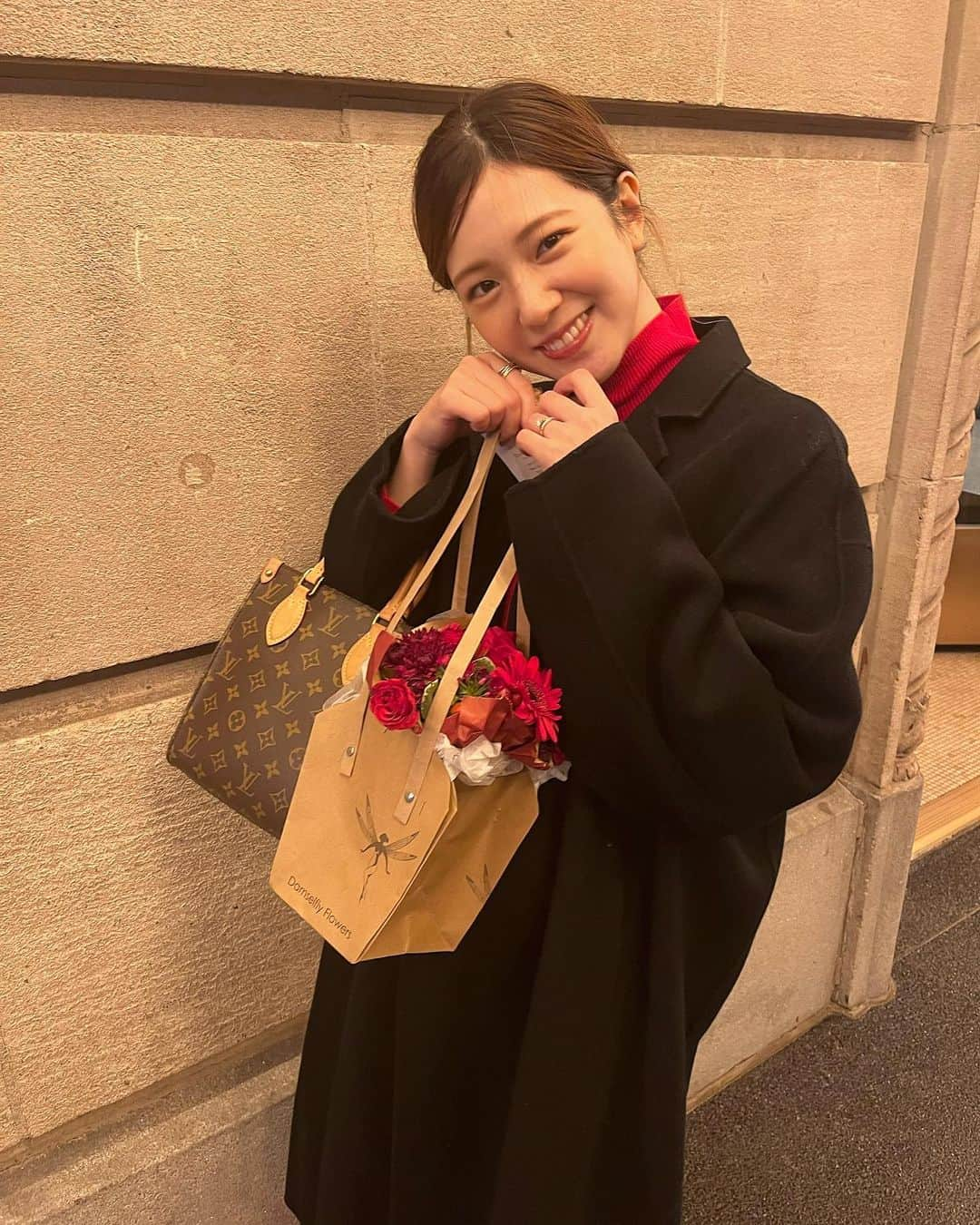 谷内咲季さんのインスタグラム写真 - (谷内咲季Instagram)「.  赤いお花ってパワーもらえるよね🌹❤️  . #nyc #ニューヨーク生活 #冬服 #タイトヘア . .」11月8日 21時04分 - saki.tnuc