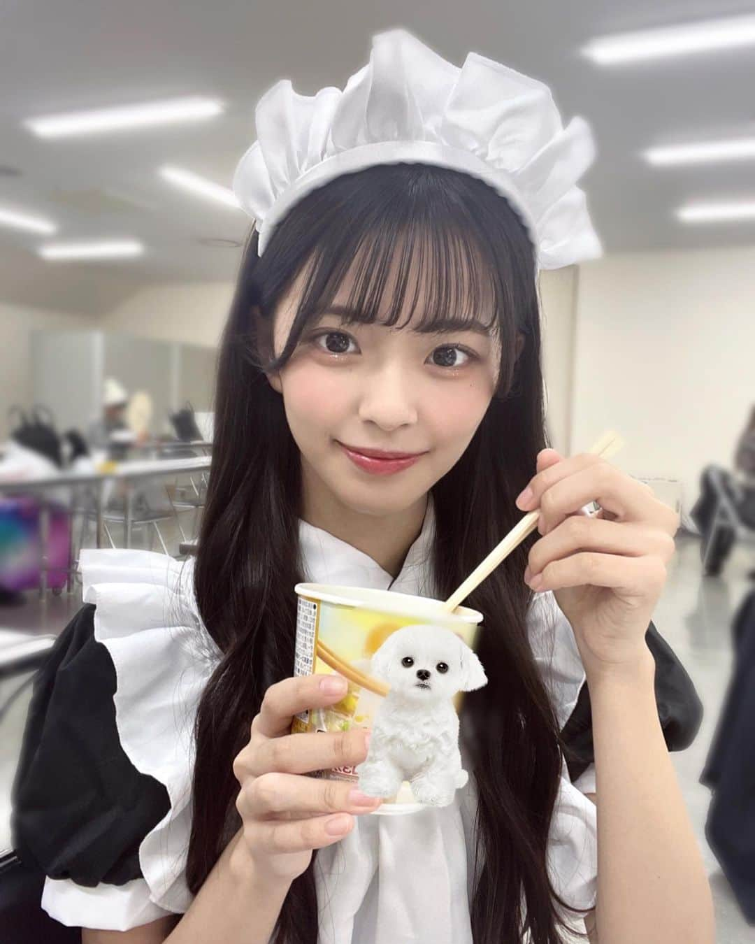 桜田彩叶のインスタグラム：「メイドです！お腹空きました！  個別握手会 少しだけメイドしました！レアです！ありがとうございました 🫶🏻  #アイドル  #コスプレ  #メイド  #メイド服  #アイドルヘア」