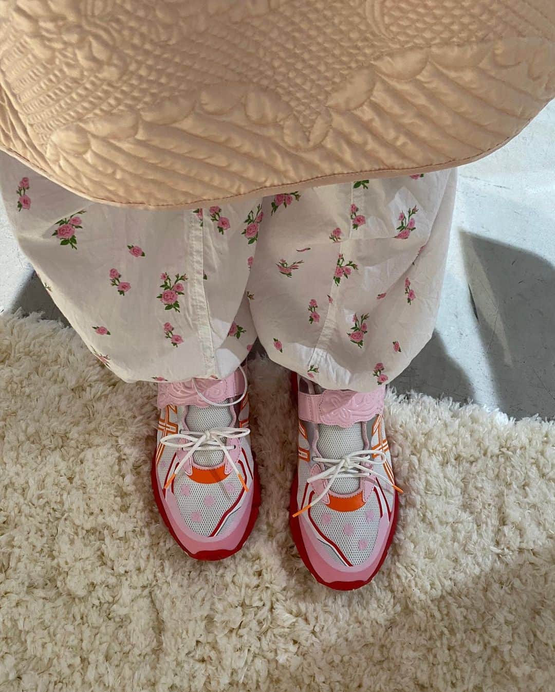 小藪奈央のインスタグラム：「. New collection sooooooo cute 🌸❤️ Red or blue  #ceciliebahnsenxasics」
