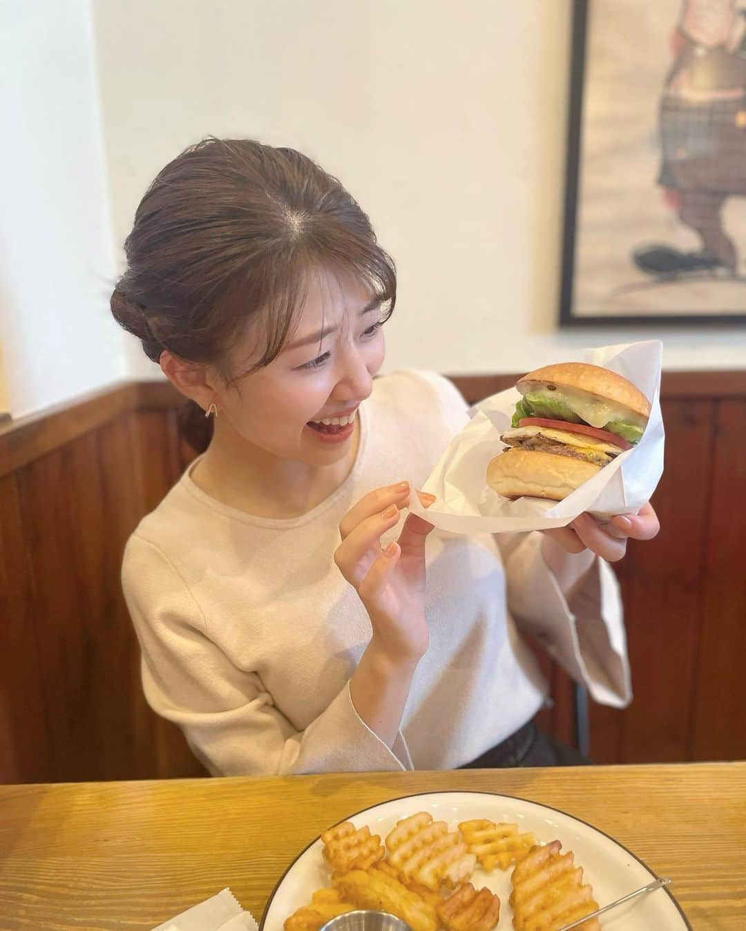 三石佳那さんのインスタグラム写真 - (三石佳那Instagram)「名店のハンバーガー。  数年ぶりに いただきましたが絶品でした。  初めて食べた時の感動を 毎回、超えてきます。 凄いことですよね...!!  今日は 朝からCM撮影をしたので ご褒美ランチでした。  with よっしー(@risayoshida_official )  #新潟 #niigata #新潟グルメ  #ハンバーガー #アナウンサー」11月8日 21時05分 - mitsuishi_kana_bsn