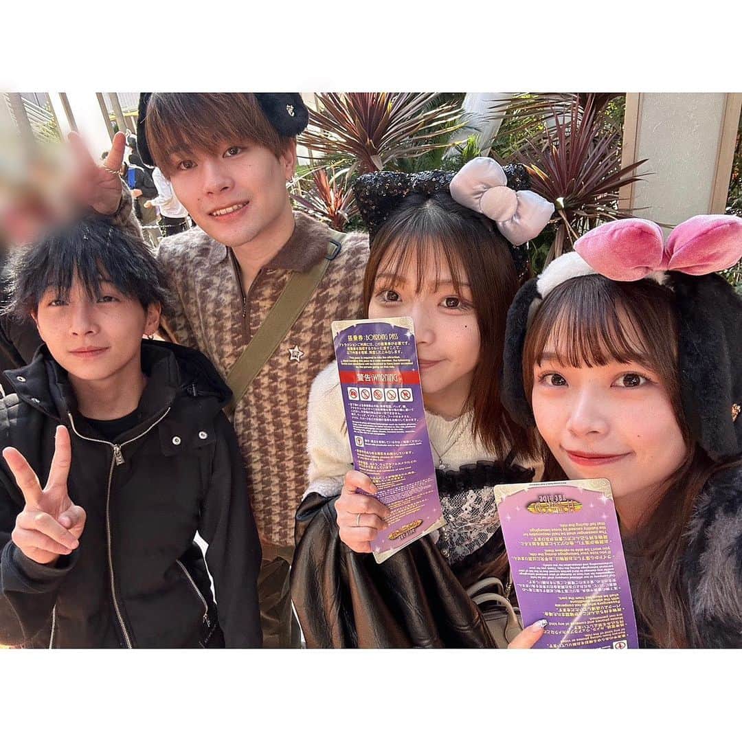 咲奈のインスタグラム：「ユニバいってきた〰️💕💕✨  名前せっさんしながらダイナソー登ってる時みんなセンスありすぎて爆笑してお腹壊れるかと思った、ほんま楽しすぎて余韻ひったひたやぁ〜тᯅт♡  またすぐ4人でどっかお出かけしよ！！ ありがとうみんな大好き🫶🏻💖 (スカート危なく見えてますが、見せパンを履いてるので下着ではないです🥺)」