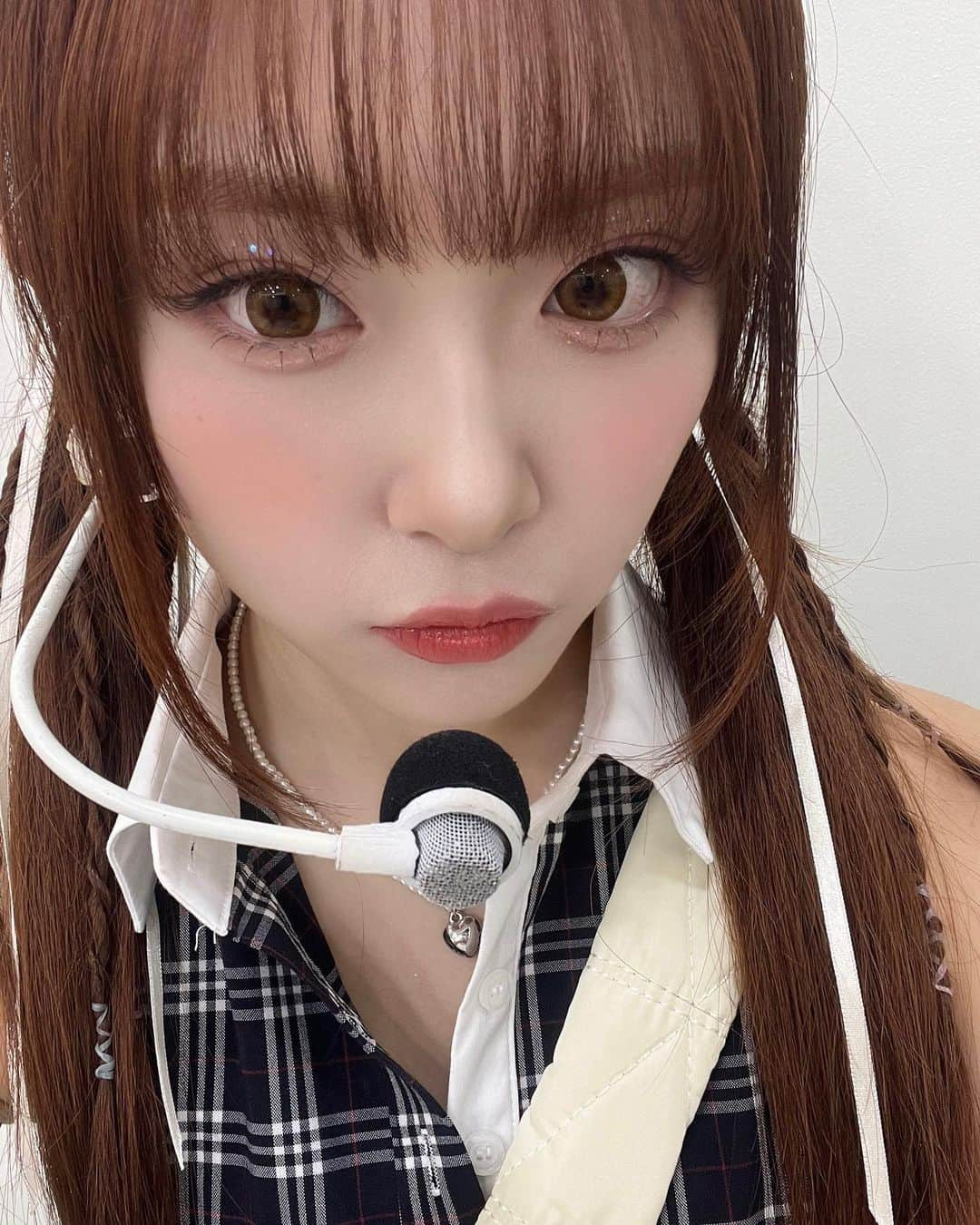 岸田莉里花のインスタグラム：「今日のりりはどうですか〜？❤️ 触覚降ろして見ました🤭🩶  오늘의 리리는 어때??❤️ㅎㅎㅎ 옆머리 내려봤는데〜잘어울리나〜?🩶」