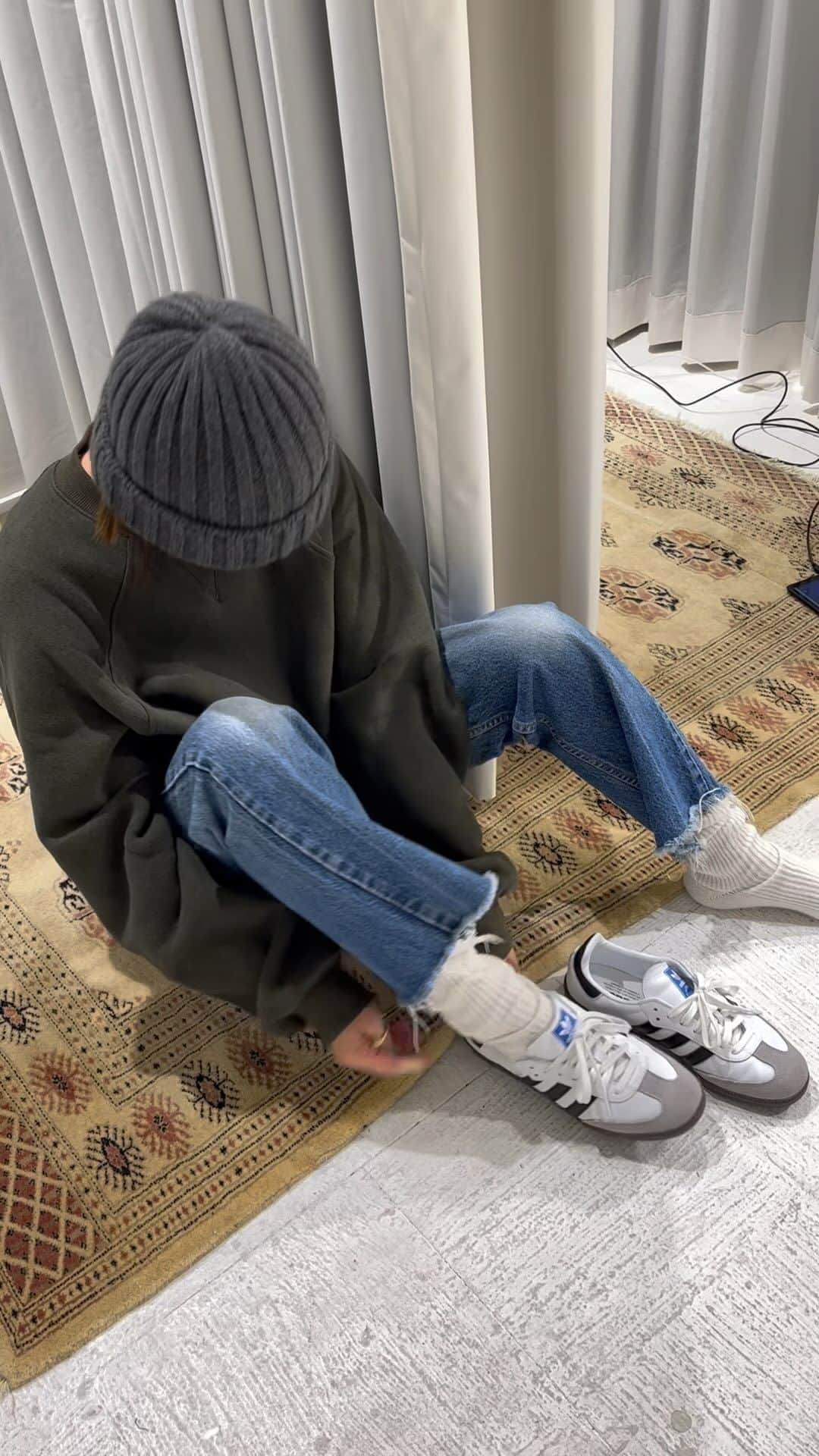 amy102_happyのインスタグラム：「🧶　@kijimatakayuki_official  switching trainer @soyy.__official (Olive)  👖　@levis (vintage)  👟　@adidasoriginals #samba  　　　　　　　　　　　　　　　　　　　　　　　　　　　　　　　　　 rainy day🌂　　　　　　　　　　　　　　　　　　　　　　　　　　　　　 #シンプル #シンプルコーデ #ootd #fashion #soyy #패션 #데일리룩#adidas #일상 #秋コーデ #古着#denim#samba」