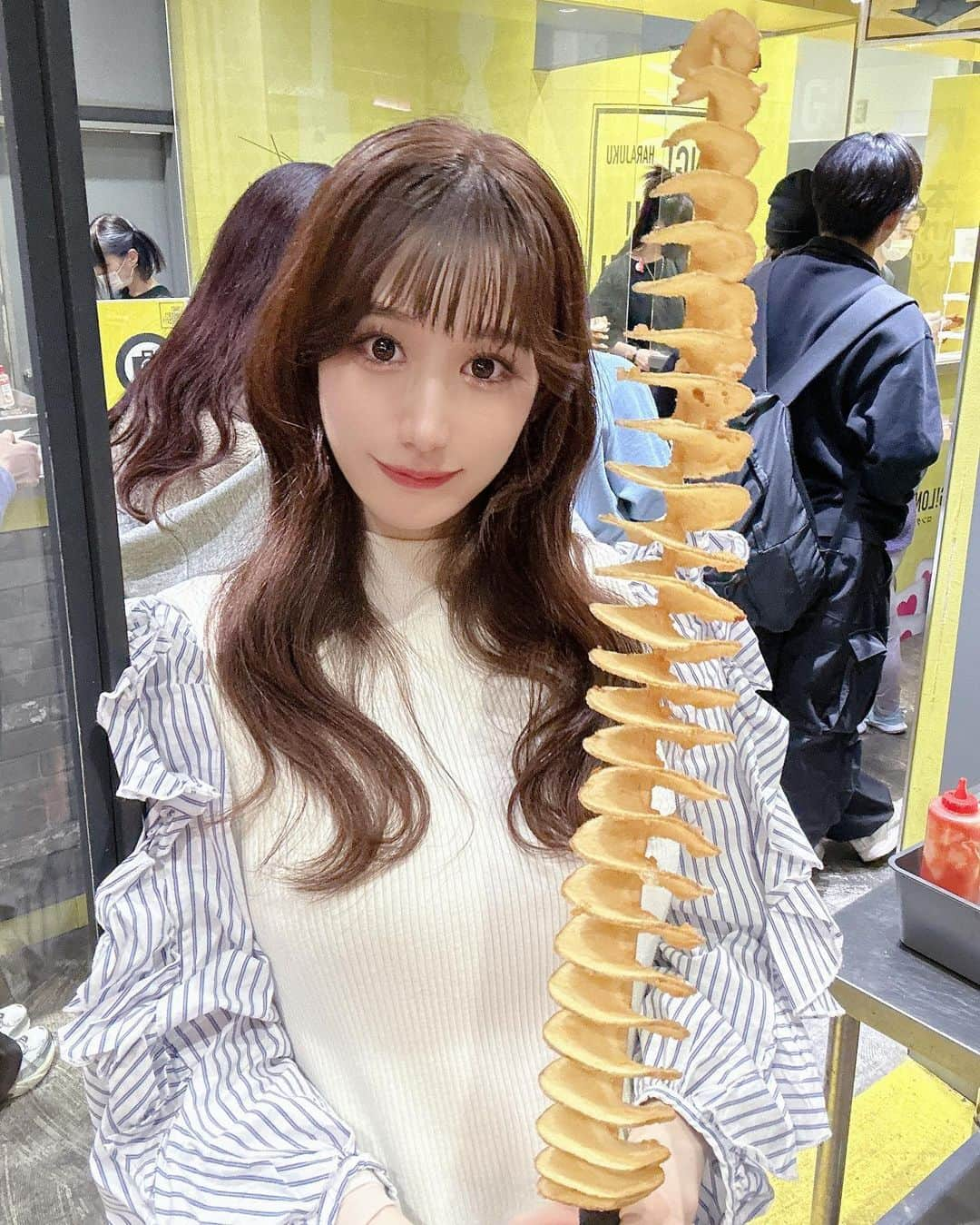 渡辺美優紀のインスタグラム：「原宿で長いポテト食べたよっ🥔  ♡shop▶︎ LONG! LONGER!! LONGEST!!! (@longest_harajuku )  #竹下通り食べ歩き #竹下通りグルメ #原宿グルメ #原宿食べ歩き #原宿竹下通り #トルネードポテト #ロングロンガーロンゲスト  #アイドル #フリーモデル #フリーランスモデル #フリーモデル東京 #広告モデル #ファッションモデル #ブライダルモデル #ウェディングモデル #コスプレイヤー #コスプレモデル #サロモ #サロンモデル #ポートレートモデル#被写体#ファッションショーモデル #ランウェイモデル #ビューティーモデル #美容モデル #撮影依頼募集中 #撮影依頼受付中 #harajuku #tokyofood #tokyofoodie」