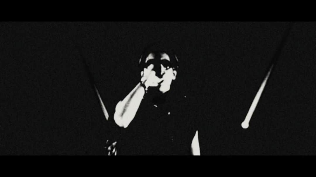 Novel Coreのインスタグラム：「⁡ New Single  "No Way Back (Prod. Ryosuke "Dr.R" Sakai)" ⁡ 無事にリリースされ、Music Videoが公開されました。 ⁡ これはVIVA LA ROCK 2023への出演をきっかけに制作した1曲。 今はまだ俺のことを知らない人達がこの曲を一緒に大合唱するようになる頃、俺はまた1つ何かを成し遂げたと言い切れるんだろうなと思う。 ⁡ 俺は必ずシーンに大きな風穴を開けて、 日本の音楽史のど真ん中にもう1つ正解の数を増やす。 ⁡ どんな偉大な成功も  一世一代の革命も "ここから" 始めよう ⁡ 沢山聴いて、沢山見て、沢山広げてほしい。 皆と一緒に育てたい、凄く大切な1曲です。 ⁡ 必ずアンセムにしたい。 ⁡ <Music> Lyrics : Novel Core Music : Novel Core, Ryosuke "Dr.R" Sakai Produced by Ryosuke "Dr.R" Sakai Recording & Mixing Engineer : Ryosuke "Dr.R" Sakai Recording & Mixing Studio : STUDIO726  TOKYO Mastering Engineer : Stuart Hawkes (Metropolis Studio)  ⁡ <Music Video> Director / Director of Photography : Kaisei Takahashi Effects & Motiongraphics Designer : Yousuke Asada Camera Crew : Shotrok, Koki Kawahata, Dai Sato, Yuko Tsuruhara, Kumi Sato, Rio Muraeda Producer : Ayano Suzuki, YAMACHANG (REALROCK DESIGN) ⁡ DJ & Manipulator : DJ KOTA (THE WILL RABBITS) Drums : Hibiki Sato (THE WILL RABBITS) Guitar : Yuya Kumagai (THE WILL RABBITS) Keyboard : Yuki Uchimura (THE WILL RABBITS) ⁡ #NoWayBack #NovelCore」