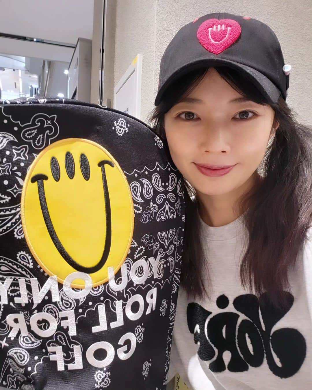 ハン・ウンソンのインスタグラム：「#감사합니다   @yorf_golf  3주간의 팝업 행사 중 5일을 참여하게 되었는데요! 이제 20일 하루 남았네요^^  걱정도 많이 됬었는데....🤫 상균님 성배님의 따뜻한 마음 덕분에 재밌고 감사한 시간을 보냈습니당!! 🥰  이제 시작하는 브랜드이지만 물건을 직접 보니 반할 수 밖에 없었어요. 정말정말 유니크하고 이쁩니다!  앞으로도 좋은인연 이어가길 🙏   #욜프 #팝업 #체험 삶의현장.... 🤣  #바토스골프랩」