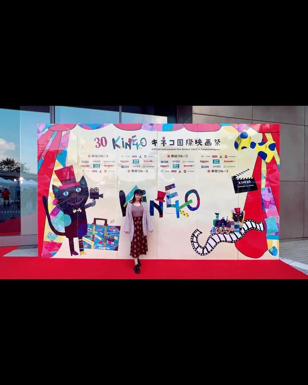 利咲さんのインスタグラム写真 - (利咲Instagram)「「キネコ国際映画祭」へ行って来ました！ 30周年もの歴史を誇り、二子玉川にて開催されている子どものための映画祭です🎬 映画好きの私としては映画祭と聞くだけで新しい映画に会えると思い、とてもウキウキしますね🎶  #キネコ国際映画祭 は二子玉川の街全体で行われ、 二子玉川ライズ、玉川高島屋アレーナホール、109シネマズ二子玉川、また二子玉川公園にて多摩川の川辺で大きなスクリーンを立てた野外イベントもございました✨ メインキャラクターの黒猫ちゃんが様々なところで見つけることが出来て可愛い🐈‍⬛😍  私は109シネマズでは、特別上映の『#ブレッドウィナー』を観ました。（年齢問わず¥1000） アニメーションなのですが、アフガニスタンの少女が主人公のストーリーで、“戦争とは何か、女性とは何か、自由とは？“といった今だからこそ響くテーマであり、子ども向きだけではなく、どちらかというと重い映画でしたが社会に問いかけるメッセージがあり、ぜひ世代年齢性別を超えて多くの方に見て頂きたい作品でした。  そして野外シネマに憧れていた私は、 多摩川河川敷での野外上映である『#ブラム』を見に行こうと気合いを入れていました。 こちらは場所を取れば無料上映！ ペット同伴可能エリアもあり、隣でチェコフェスティバルも開催されて出店などもたくさん並んでおりました。 ビニールシートなどを敷いて草むらに横たわることができて、みんなでピクニックをしているような素敵な空間だったのですが… あいにくの雨にて中止🥺☔️ この映画はなんとLIVEシネマと言って目の前で声優さんたちの生吹き替えを観ることができる、すごい楽しそうなプログラムだったんです。🎙️👧 この日のために練習をして下さっていた声優さんたちの気持ちを思うととても悲しく、観れなかったことも残念でした😭 来年は必ず晴れて観ることが出来たら良いなぁと思います。  今の時期は様々な場所が映画祭を開催されていて好きな季節です🎞️ 皆さまも好きな映画やおすすめ映画があったらぜひ教えて下さいね♪  #若林りさ #世田谷区議会議員 #世田谷区 #世田谷区イベント  #キネコ国際映画祭2023 #kineko #kinekointernationalchildrensfilmfestival #kinekointernationalfilmfestival #レッドカーペット  #二子玉川 #futakotamagawa #映画祭 #二子玉川ライズ #109シネマズ二子玉川 #玉川高島屋 #玉川高島屋アレーナホール #多摩川河川敷 #二子玉川公園 #breadwinner  #grannysmith #grannysmithapples #アップルパイ #グラニースミス は #世田谷区生まれ」11月8日 21時16分 - himeringo908