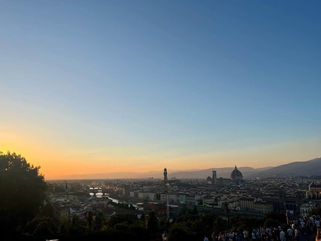 上田彩瑛さんのインスタグラム写真 - (上田彩瑛Instagram)「夏のItaly🇮🇹旅行  本日は ミケランジェロ広場  夕焼け本当にきれいだったのでフィレンツェに行ったらもう一度見たい景色です🌅  フィレンツェは割と観光地が凝縮していて、いい感じに歩いて回れました🙌  #italy #italytravel #firenze  #イタリア #イタリア旅行 #フィレンツェ」11月8日 21時09分 - sae__ueda__