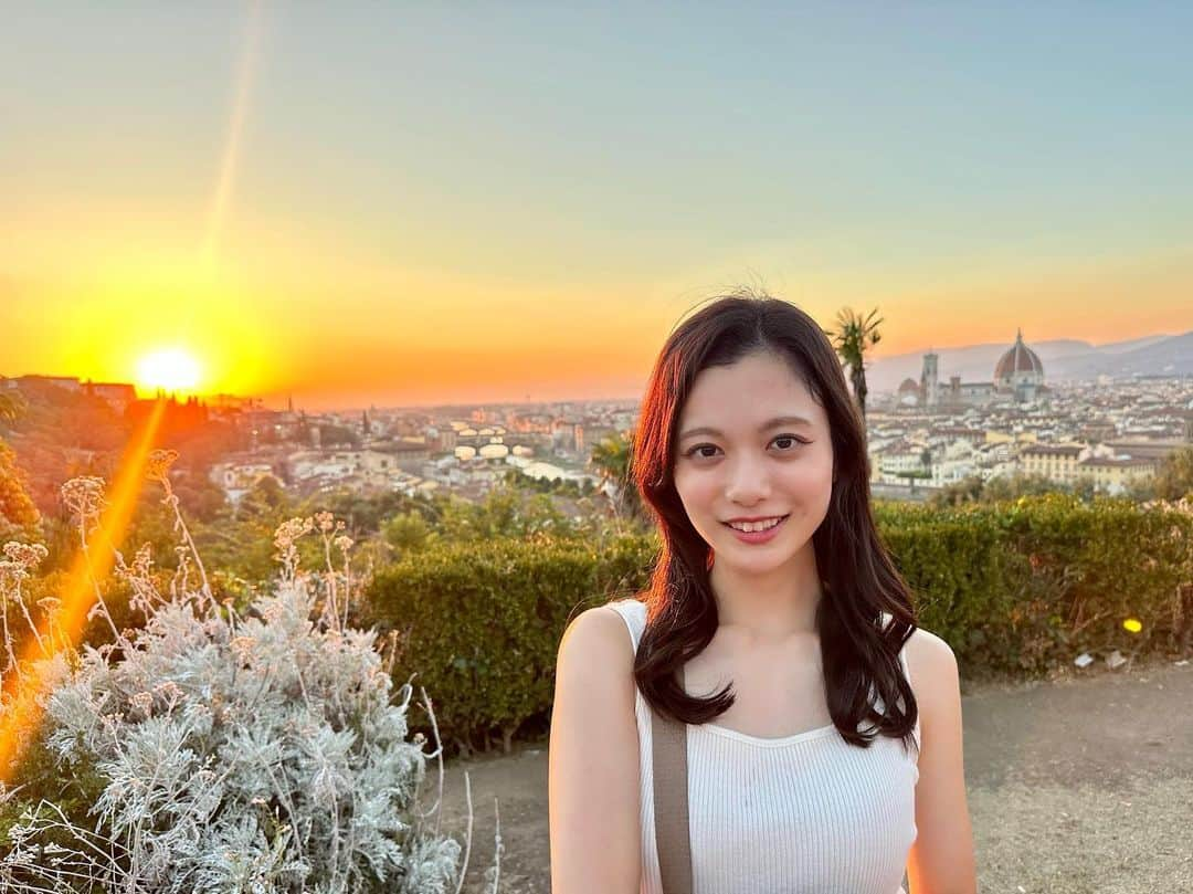 上田彩瑛さんのインスタグラム写真 - (上田彩瑛Instagram)「夏のItaly🇮🇹旅行  本日は ミケランジェロ広場  夕焼け本当にきれいだったのでフィレンツェに行ったらもう一度見たい景色です🌅  フィレンツェは割と観光地が凝縮していて、いい感じに歩いて回れました🙌  #italy #italytravel #firenze  #イタリア #イタリア旅行 #フィレンツェ」11月8日 21時09分 - sae__ueda__