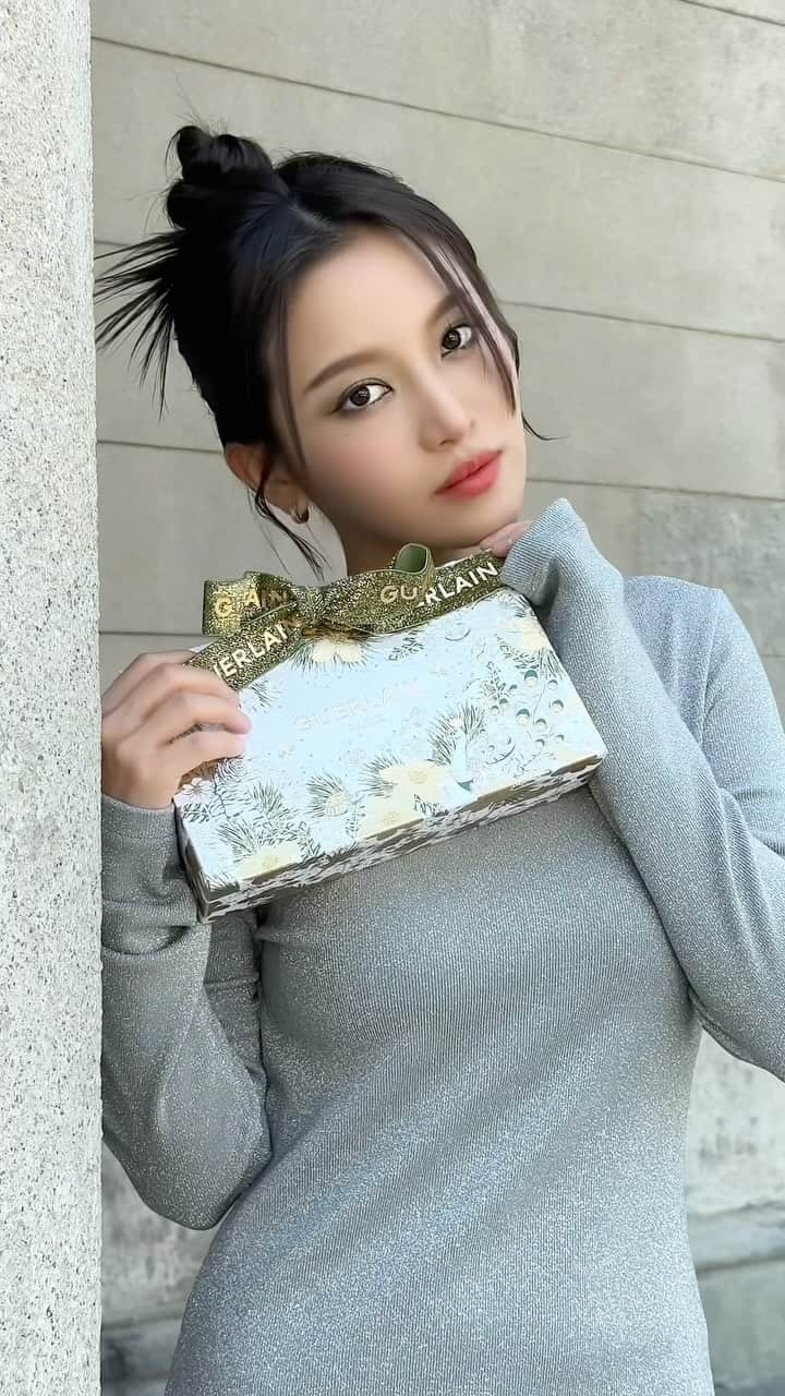 蔡瑞雪（Ruixue Tsai）のインスタグラム：「今年的聖誕可以再浪漫些嗎？✨ 雪花、聖誕樹、禮物還有你🎄🤍  嬌蘭在今年聖誕推出了奇幻珍獸聖誕系列 就用這絕美的系列來畫個聖誕彩妝吧🤍  Step1 使用 高訂深邃四色眼影盤 奇幻珍獸限定版   限定外殼真的絕美帶有銀光閃爍的 天鵝絨虎紋包裝🥺 眼妝部分先以珠光緞面粉來打底 再使用精緻的綠色來加深眼尾 眼頭我會使用黃色來做一點漸變 最後加一點霧面紫在眼下提升神秘感  Step2  紅寶之吻高訂唇膏& 紅寶之吻高訂彩殼 奇幻珍獸限定版  彩殼有天鵝絨虎紋&黑綠豹紋 紅包之吻高訂唇膏有3款限定新色 N521 非常輕盈的霧面嫩粉色 與適合大膽女孩使用的N41緞光暗紅櫻桃色 今天使用的是N 234 霧面亮紅真的絕美  Step3  幻彩流星蜜粉球 奇幻珍獸限定版  重頭戲來了！ 幻彩流星蜜粉球換了一個超美的包裝 設計靈感來自陸龜的鱗片 搭配特殊的珠粒的蜜粉 6色蜜粉球由細緻的星鑽粉末研磨滾製 可以校正膚色創造柔焦肌膚 還有迷人的紫羅蘭香更是療癒❤️  聖誕節還有缺少不了的聖誕禮盒包裝服務啦！ 蜂燦珍獸異想世界聖誕期間限定店推出呦 活動檔期分享給大家～  11/24-11/29 台中三越 12/1-12/3 高雄巨蛋 12/7-12/10 台中中友 12/22-12/24 台北忠孝 12/29-1/2 台北南西三越  #奇幻珍獸聖誕彩妝 #紅寶之吻高訂紅絲絨唇膏 #幻彩流星蜜粉球奇幻珍獸限定版 #Guerlaintw」