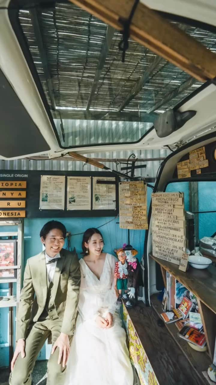 スタジオアクア新宿店のインスタグラム：「思い出の場所で📷  カメラマンの山村です。 2人の思い出の街へ撮影に行ってきました。 移動中からとっても楽しかったですね😊 とにかく笑顔がかわいくて素敵なお2人^ ^ 思い出のコーヒーショップもめちゃくちゃお洒落でしたね✨  photo @yuta_deco.ph   指名いただきありがとうございました✨  -———————————————————— ロケーション撮影は10月までの申し込みでシーズン料金22,000円OFFキャンペーン実施中。予約お急ぎください。 来店相談会★オンライン相談会 ご予約受付中！ プロフィールのリンクからどうぞ ▷▷ @studioaqua_shibuya  【撮影空き確認はこちら】 スタジオAQUA表参道渋谷店 TEL:03-6712-5901 Mail:shibuya@studio-aqua.jp ————————————————————— about us..  studio @studioaqua.shinjuku   company @decollte_weddingphoto  overseas @d_weddingphoto_jp  -—————————————————  -————————————————— #ウェディングドレス ドレス前撮り #撮る結婚式 #スタジオアクア #スタジオアクア新宿店  #フォトウェディング #ウェディングフォト #ウェディング #結婚式  #鎌倉  #ナチュラルウェディング #卒花嫁 #前撮り #後撮り #日本中のプレ花嫁さんと繋がりたい #全国のプレ花嫁さんと繋がりたい #デコルテフォト #前撮りレポ #大人花嫁 #大人婚 #おしゃれ花嫁 #ブライダルヘアメイク #ヘアメイク #ヘアアレンジ  #洋装前撮り  #ウェディングヘア #ウェディングヘアメイク #長谷観光 #江ノ電」