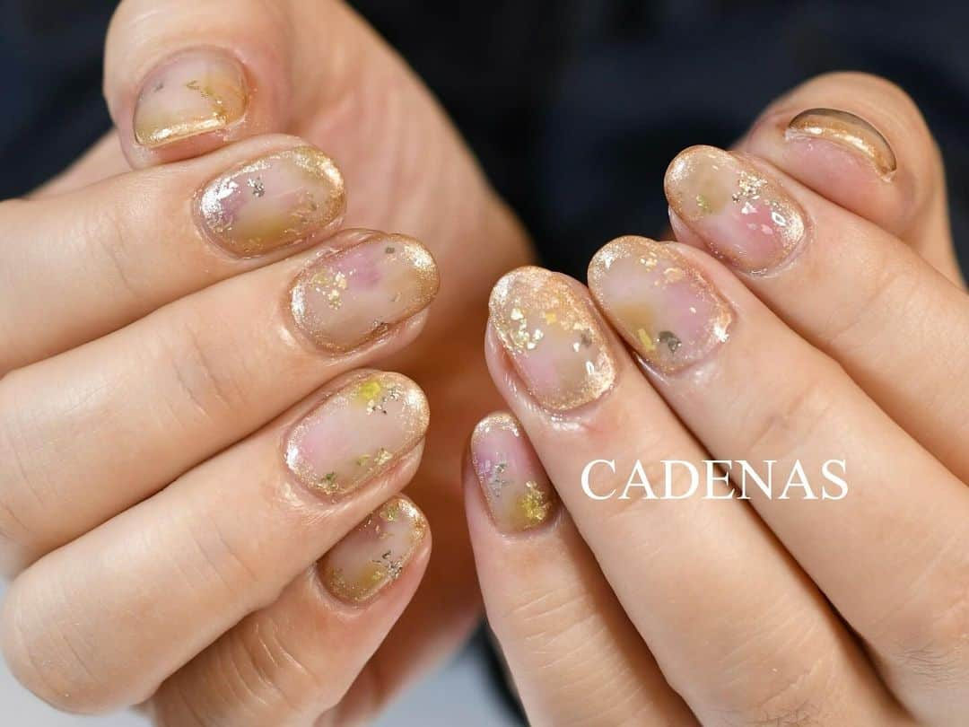 Yuka Maeda ::manicurelistのインスタグラム：「もにゃもにゃ💅 かこみがピンクゴールドで良い味してる👅  . . Salon data▼ ＝＝＝＝＝＝＝＝＝＝＝＝＝＝＝＝＝＝＝＝ . CADENAS -nail eyelash salon- ●Nail artist  @yuka.maeda  @yuki_cadenas @mai_cadenas ●eyelash　@cadenaseyelash  ゲストに愛と感動を…♡ . 【 LINE ＠cadenas 】 ご予約/お問い合わせはLINEよりお気軽に🤲 ▶︎▶︎#cadenasnail デザインアップしてます♡  price…★⭐︎Instagram特別キャンペーン中⭐︎★ . 「インスタ見たよ👀」と LINEからご予約で特別プライス7500円！！ . ※ご新規様限定 ※キャラクターや特殊なエレメント等のみ 別途料金いただく場合ございます🙇🏻‍♀️ . . price…初回8000円（オフ込み） access…大阪市北区堂山町16-1  中崎町駅  徒歩5分 /  梅田駅  徒歩6分 . tel… 06-4792-8617 ＝＝＝＝＝＝＝＝＝＝＝＝＝＝＝＝＝＝＝＝ . . .  #中崎町ネイル #梅田ネイルサロン #大阪ネイルサロン #関西ネイルサロン #インスタネイル #instanails #instanail #トレンドネイル #ネイルサンプル #ぴんくネイルデザイン  #ネイルブック #11月ネイル #ネイルチェンジ #今月のネイル #にゅーねいる #Autumnnails #秋ネイル  #ミラーネイル #かこみネイル #네일아트 #네일스타그램 #귀여운네일 #무광네일  #女子力ネイル #GOLDnails #ぴんくネイル #cadenasyuka  #cadenasnail #nailsdesign」