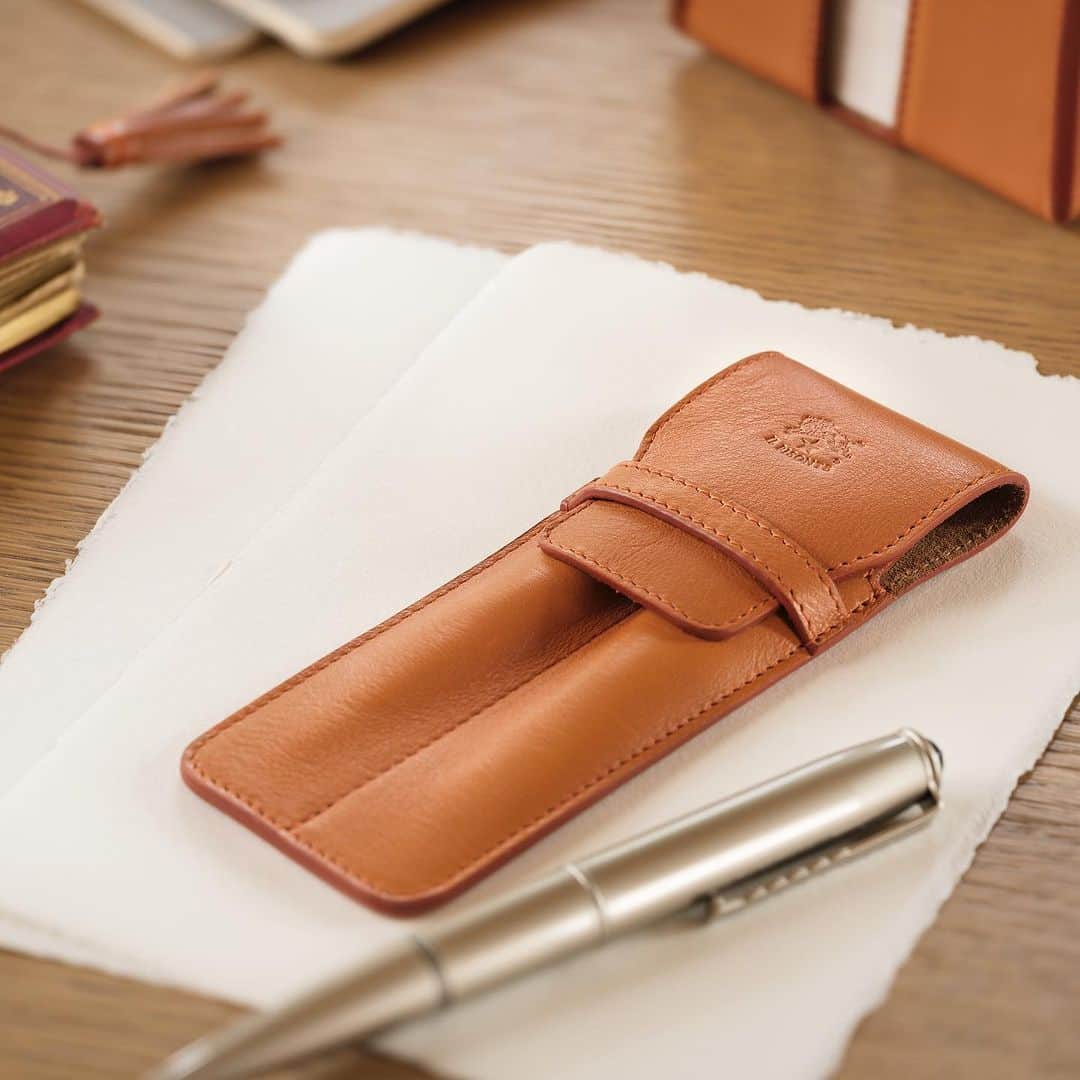 イルビゾンテのインスタグラム：「Handcrafted with meticulous attention to detail, our iconic vegetable-tanned leather and soft suede lining make for an extraordinary combination. Link in Bio.   #ilbisonte #sustainability #madeinitaly #homecollection」