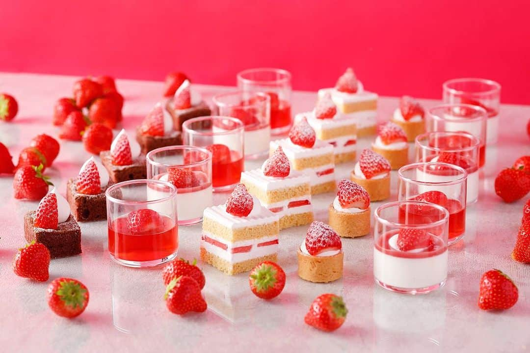 ホテル ニューオータニのインスタグラム：「【12/1スタート！あまおうスイーツフェア🍓】  ★食べたい！と思ったら🍓のスタンプをコメントしてください  いちごの季節がやって来る！  旬の #博多あまおう を使用した、日本最大級のスイーツフェアが今年も開催決定✨ 大人気"スーパーシリーズ"や、今がトレンドの#ヌン活 に、多彩なスイーツをミニサイズでお好きなだけ愉しめるビュッフェまで、幅広いラインアップをご用意しております。  ◇ご予約・詳細は @hotelnewotanitokyo プロフィールのURLより、「あまおうスイーツフェア」リンクをタップ👆  あまおうスイーツフェア🍓 期間：2023年12月1日（金）〜2024年3月31日（日）  ▪︎パティスリーSATSUKI 『新エクストラスーパーあまおうショートケーキ』 『新スーパーあまおうショートケーキ』  ▪︎ガーデンラウンジ 『スーパースイーツビュッフェ2024』 『新アフターヌーンティーセット～あまおう～』  ほか  ※入荷状況次第で開催期間が予告なく変更となる場合がございます。  #いちご #いちごスイーツ #あまおう #苺 #苺スイーツ #ホテルニューオータニ #ニューオータニ  #ホテル #東京ホテル  #hotelnewotani #newotani #東京グルメ #tokyogroumet #tokyo #japan #ニューオータニスイーツ #スイーツ #ホテルスイーツ #東京スイーツ #東京スイーツ巡り #スイーツ巡り #スイーツ好きな人と繋がりたい  #ケーキ #スーパーショートケーキ #ビュッフェ #ホテルビュッフェ #スイーツビュッフェ」