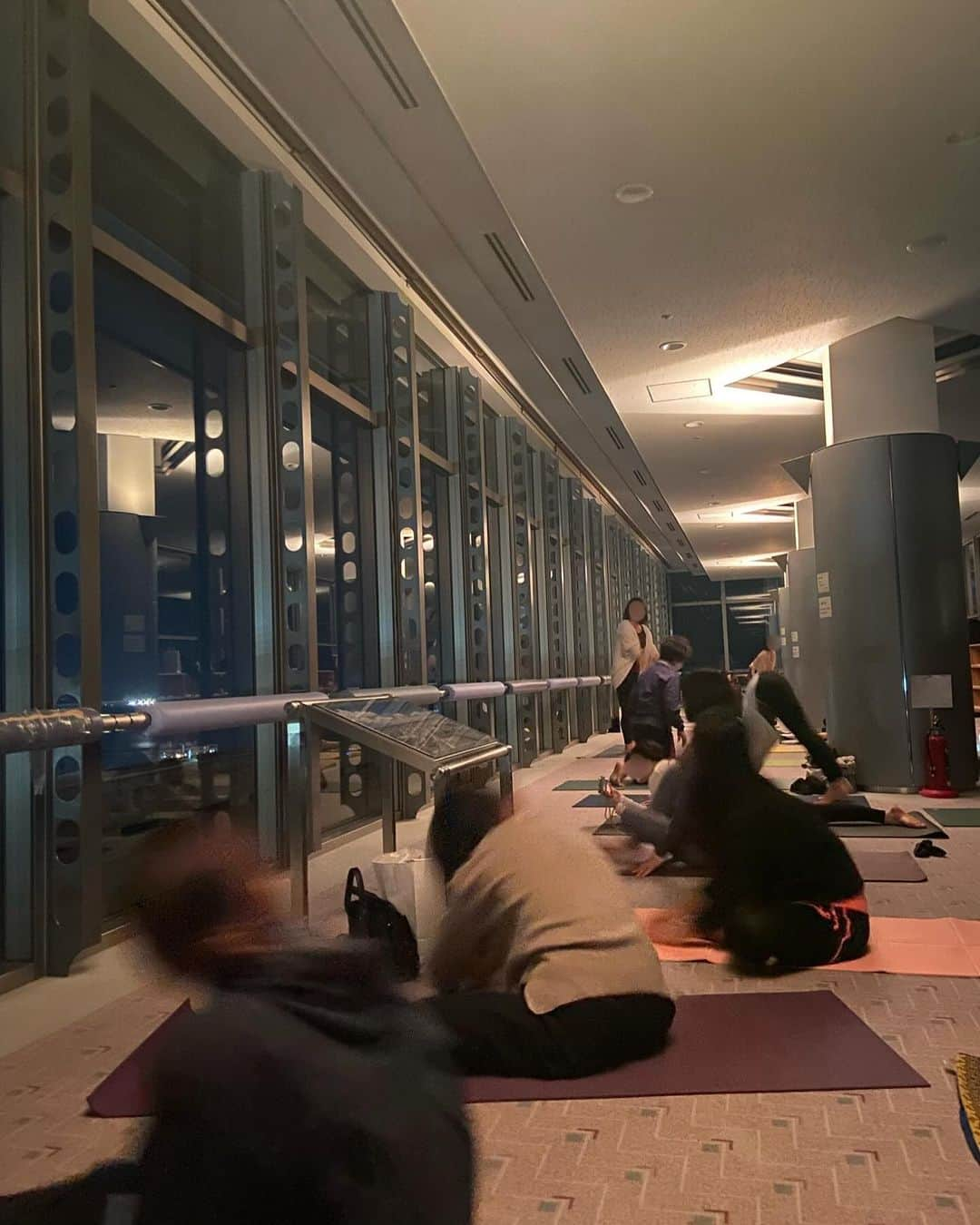 森万由子さんのインスタグラム写真 - (森万由子Instagram)「県庁でナイトヨガ🧘‍♀️  FEMTECH friends KAGOSHIMAのイベントの一環で行われた今回のヨガ。  県庁の18階の夜景ってこんなに綺麗なんですね！  自分の心や身体をもっと知って、できる限りいたわりながら生活していきたいな〜と感じる時間でした！  そして今日は念願の「喫茶 あさひや」にも行くことができて、癒しの1日をすごしました🪿」11月8日 21時12分 - mayukomori0411