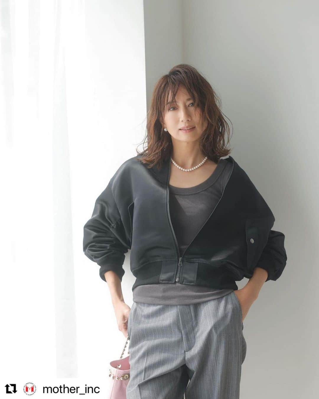 東原亜希のインスタグラム：「今までだったらもっとカジュアルなMA-1を作ってたと思うのですが今はキレイな気分✨いかにもアーミーなカーキではない色味もお気に入り♡腕は少しルーズな感じで、デニム合わせでもカジュアルすぎず良い感じに♡♡♡  #Repost @mother_inc with @use.repost ・・・ ■MA-１ PRICE：30,800円（税込・送料無料） COLOR：BLACK/KHAKI SIZE：FREE  カジュアルジャケットの定番であるMA-1を、落ち着いた見た目のサテン生地とコンパクトな丈感で女性らしい印象に仕上げました。 適度なゆとりとドロップショルダーで抜け感があり、トレンドとベーシックを押さえた万能な1枚です。 中綿が入っておらず、程良い厚みなのでロングシーズンご着用いただけます。 カジュアルなコーディネートはもちろん、スカートやワンピースなどと合わせてテイストミックスするのもおすすめです。 ブラック、カーキの2色展開。フリーサイズ。  ◇◆◇◆◇◆◇◆◇◆◇◆◇◆◇◆◇  ■受注期間 11月14日（火）12:00～11月19日（日）23:59まで https://mother-inc.jp/forme/ 2月中旬以降順次発送予定。  ※受注生産のため【2月中旬以降】順次発送となります。 ※FORME以外の商品との同時購入はできかねます。他の商品をご購入の場合は別途ご購入ください。 ※お客様都合のキャンセル、返品はご遠慮いただいております。 　サイズ・色をご確認の上ご注文いただきますようお願い致します。 ※商品発送時に、クレジットカード決済がおこなわれます。 ※MA-１、ジャケットは上限がございます。他の商品は上限なくお買い求めいただけます。 お客様にはご不便、ご迷惑をおかけ致しますが、ご理解の程、宜しくお願い致します。  ◇◆◇◆◇◆◇◆◇◆◇◆◇◆◇◆◇ #mother_inc#東原亜希#forme#フォルム#2024SPRING」