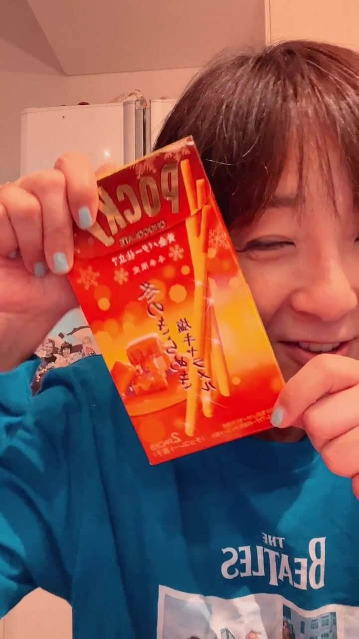 藤田朋子のインスタグラム：「週の真ん中水曜日 今夜は #ポッキーの日 が近いので 色んなポッキーを食べます そして #ビートルズ の新譜の話も！ #冬のきらめき塩キャラメル #アーモンドクランチ  #渡る世間は鬼ばかり #思い出エピソード 来週は #ファミリーマート の #生コッペパン #卵味がオススメだそうです を食べながらの1時間です 11/21(火)はオフ会🍓苺園です 詳細は↑のハイライト（丸い写真）の苺園をクリックしてね ルパンくんカレンダーも発売中です」