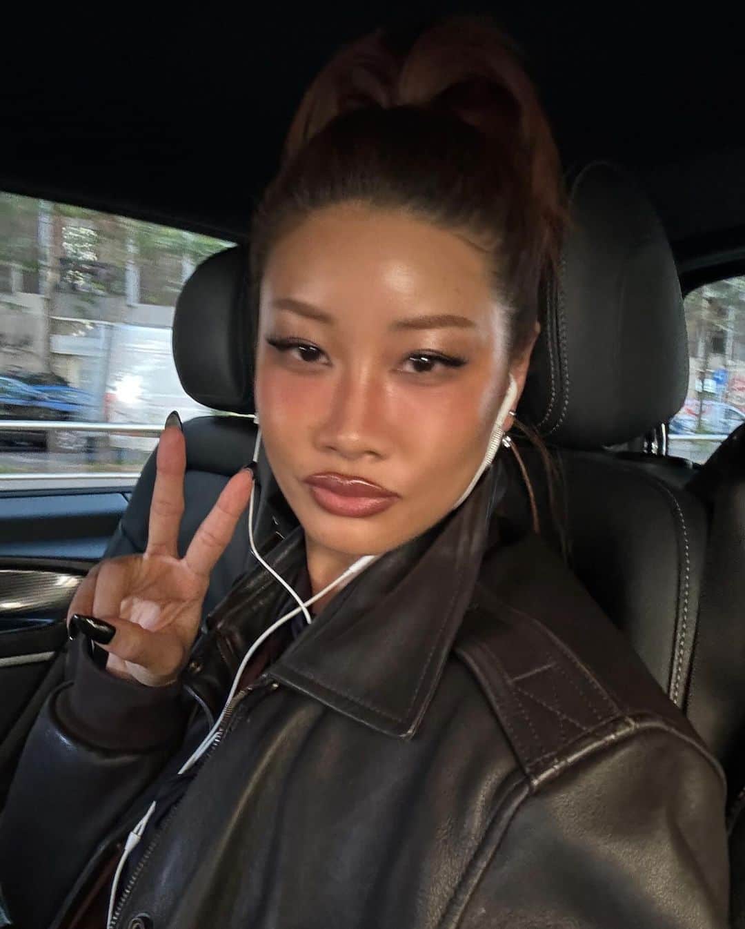 YOONのインスタグラム：「Ciao #MILAN 🖤 @ambush_official FITTING DAY 1」