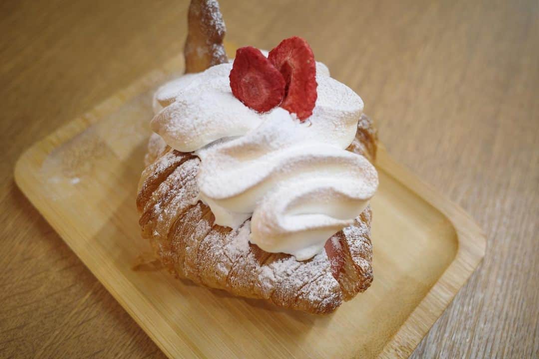 新郷桃子さんのインスタグラム写真 - (新郷桃子Instagram)「××× . 粕屋町に最近できた @takabashibake さんへ、🥐🥯♡ 個人的にパン大好きだったから楽しみだったロケ📹♡ 入ってすぐにトトロの可愛すぎる パンを発見💡！ シーズンごとに色々とアイデアを絞り出し 目でも楽しく味も美味しいパンを提供されてるそうです！  今後クリスマス🎄やお正月🎍に向けて ツリーのパンやお餅を使ったパンなど提供されるそうです！ まだ試作の段階でしたがぺろり😋  大好きなソフト系のパンがずらっと並んでて 本当美味しかった〜〜！！ #粕屋町 #粕屋町のパン屋さん #粕屋町グルメ #粕屋町パン #粕屋町ランチ #福岡県粕屋町  #pr#観光スポット #観光pr」11月8日 21時13分 - rinnnnn01