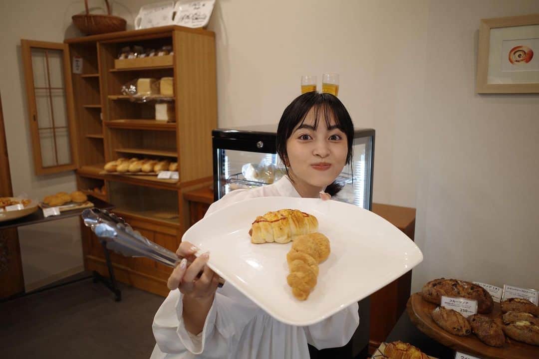 新郷桃子さんのインスタグラム写真 - (新郷桃子Instagram)「××× . 粕屋町に最近できた @takabashibake さんへ、🥐🥯♡ 個人的にパン大好きだったから楽しみだったロケ📹♡ 入ってすぐにトトロの可愛すぎる パンを発見💡！ シーズンごとに色々とアイデアを絞り出し 目でも楽しく味も美味しいパンを提供されてるそうです！  今後クリスマス🎄やお正月🎍に向けて ツリーのパンやお餅を使ったパンなど提供されるそうです！ まだ試作の段階でしたがぺろり😋  大好きなソフト系のパンがずらっと並んでて 本当美味しかった〜〜！！ #粕屋町 #粕屋町のパン屋さん #粕屋町グルメ #粕屋町パン #粕屋町ランチ #福岡県粕屋町  #pr#観光スポット #観光pr」11月8日 21時13分 - rinnnnn01