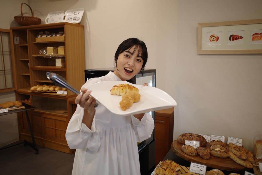 新郷桃子のインスタグラム：「××× . 粕屋町に最近できた @takabashibake さんへ、🥐🥯♡ 個人的にパン大好きだったから楽しみだったロケ📹♡ 入ってすぐにトトロの可愛すぎる パンを発見💡！ シーズンごとに色々とアイデアを絞り出し 目でも楽しく味も美味しいパンを提供されてるそうです！  今後クリスマス🎄やお正月🎍に向けて ツリーのパンやお餅を使ったパンなど提供されるそうです！ まだ試作の段階でしたがぺろり😋  大好きなソフト系のパンがずらっと並んでて 本当美味しかった〜〜！！ #粕屋町 #粕屋町のパン屋さん #粕屋町グルメ #粕屋町パン #粕屋町ランチ #福岡県粕屋町  #pr#観光スポット #観光pr」