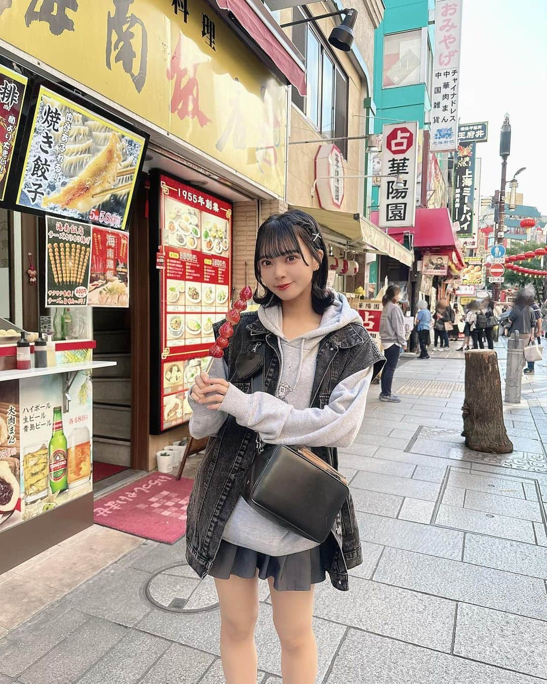 山田寿々のインスタグラム：「中華街行ってきた♡ ⁡ 角煮まんめっちゃこぼして家帰ってまず 服洗った( ֊ ̫ ֊)‪‪❤︎‬ ⁡ 無事に落ちて安心♩ ⁡ 小籠包上手に食べられへんくてお姉ちゃんがめっちゃ教えてくれてんけど教えてくれた直後にお姉ちゃんも汁こぼしてて あ～お笑いってこうやるんやな～って勉強になった日☺️♡ ⁡ あと今日鼻めっちゃしんどくてお姉ちゃんにティッシュ持ってきてって言ったら1枚1枚にキティちゃんの絵書かれてるめっちゃ可愛いティッシュやってこんなに可愛いのに鼻に詰めるん申し訳ないな～って思いながらティッシュ鼻に詰めてた😔✊ ⁡ #横浜中華街 #横浜中華街食べ歩き #姉妹 #ootd」