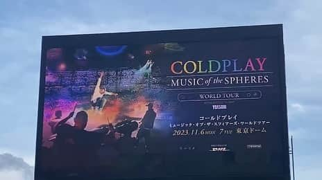 津島衣里さんのインスタグラム写真 - (津島衣里Instagram)「@coldplay のLIVEは人生の宝物👽🚀🌏🪐💓  今までColdplayの音楽が好きでずっと聴いてきたけど、 今回のLIVEでクリスさんが大大大好きになった...🫶🏻💕  こんなにも愛が溢れていて、世界の平和を願っていて 人のため、地球のために、実際に自ら動いて活動し続けていて  みんなに心から愛を伝えていて、 それがみんなにしっかり届いていて グッとくる瞬間ばかりだった。気付いたら涙。  声も表情も仕草も、やさしい人柄のよさがずっと滲み出ていて こんなにもたくさんの人がいるのに、一人一人に寄り添ってた...！  音楽もだけど、人としてすごかった。  こんなにも一人一人に愛を届けられる人ってすごいなぁ。  Coldplayって本当にすごい...！！！！！  また、絶対逢いに行く。  LOVE...🫶🏻  👽🚀🌏🪐💓  #Coldplay #コールドプレイ #ChrisMartin  #東京ドーム #ワールドツアー #musicofthespheres」11月8日 21時25分 - eritsushima_official