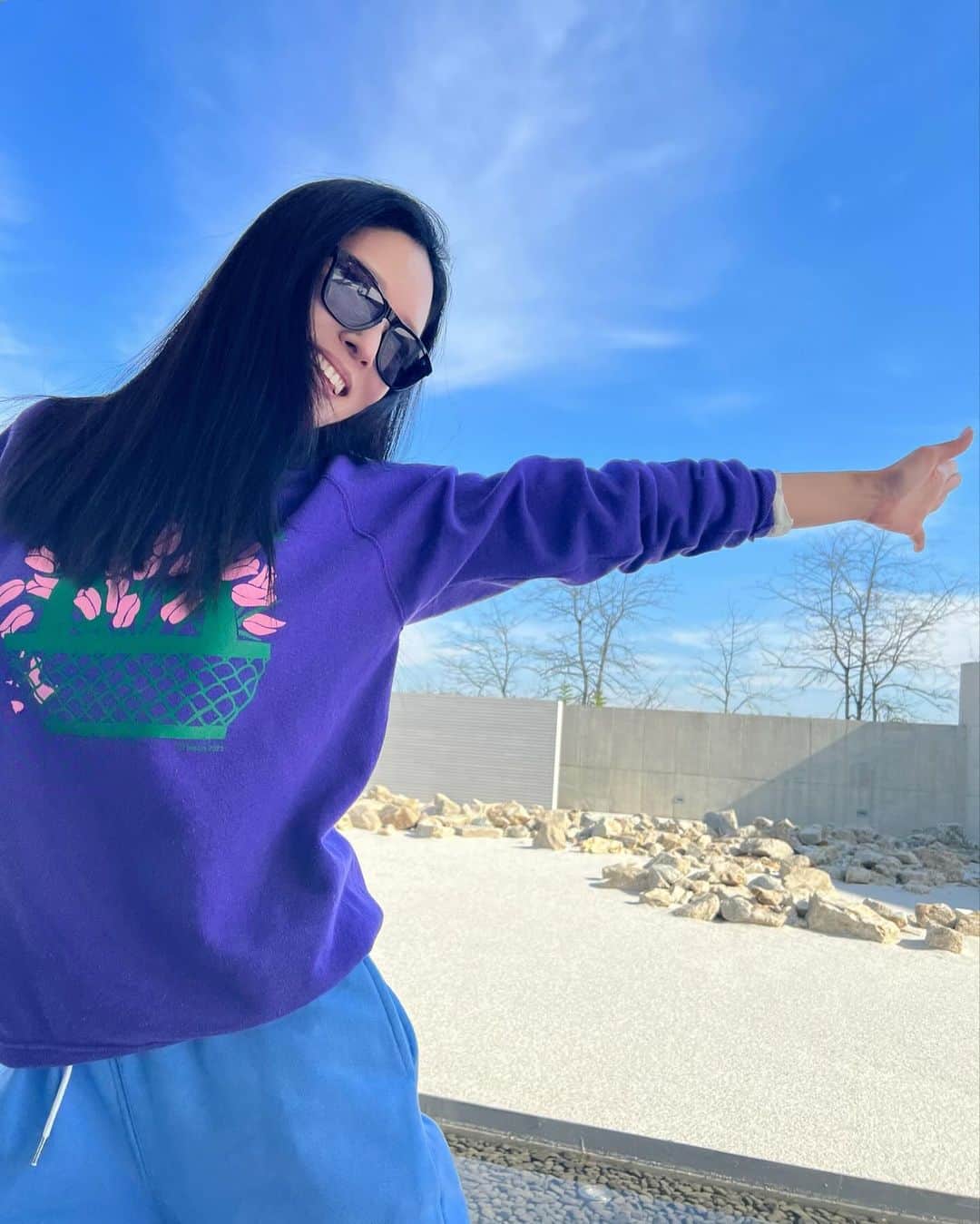 ワン・ビンナさんのインスタグラム写真 - (ワン・ビンナInstagram)「한식으로 점심 배불리먹고 근처 카페에서  커피나 한잔 테이크아웃해서 가려고 했는데.. 이런게 이뿐곳을 찾았는데 어떻게 그냥가💙 #여주카페추천  #백사막라떼고소한땅콩맛인데덜달게해달라고하셔서드세요맛있어요🥜」11月8日 21時25分 - bitnawang