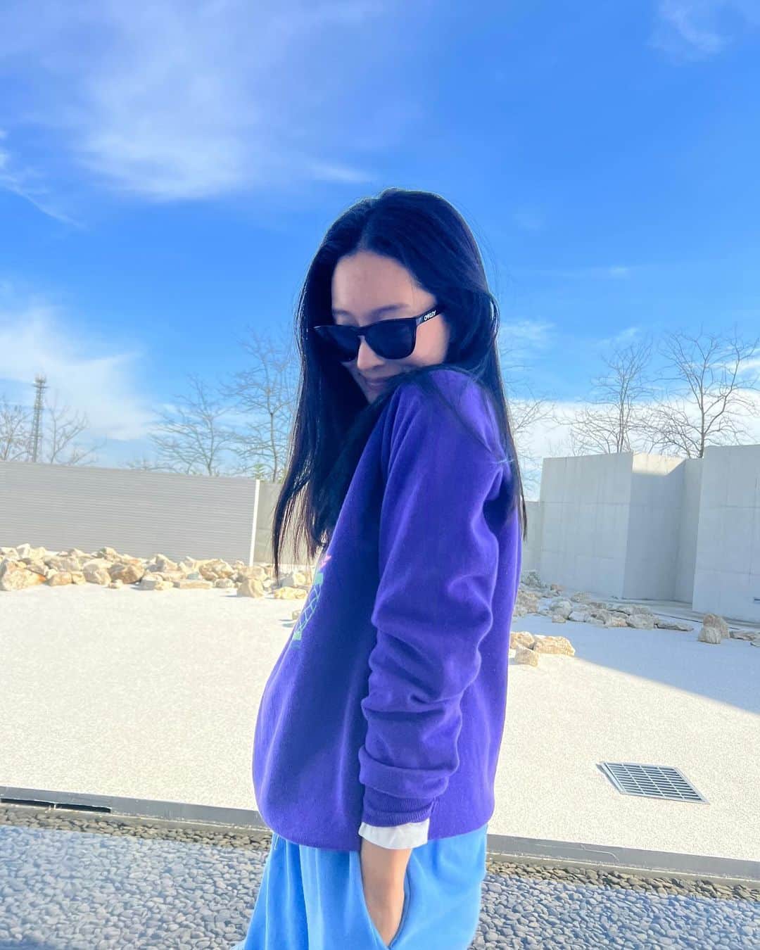 ワン・ビンナさんのインスタグラム写真 - (ワン・ビンナInstagram)「한식으로 점심 배불리먹고 근처 카페에서  커피나 한잔 테이크아웃해서 가려고 했는데.. 이런게 이뿐곳을 찾았는데 어떻게 그냥가💙 #여주카페추천  #백사막라떼고소한땅콩맛인데덜달게해달라고하셔서드세요맛있어요🥜」11月8日 21時25分 - bitnawang