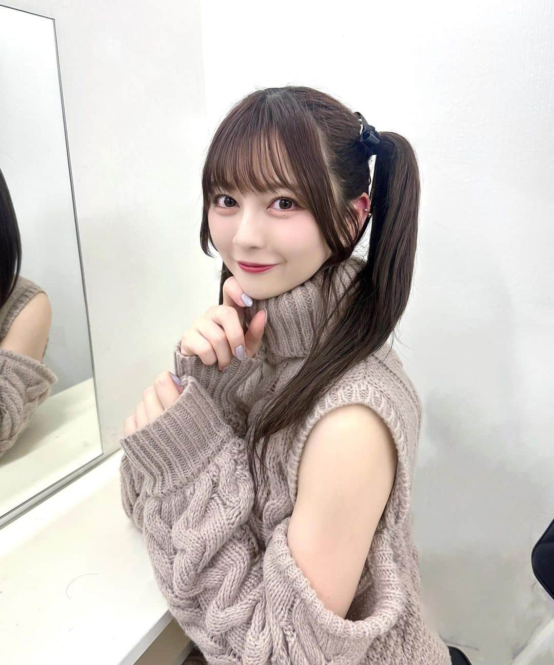 廣川奈々聖のインスタグラム：「ライブ終わりのツインテ！🍒‎🐹 ⁡  普段は ニットあんまり着ないんだけど このニットワンピ、超可愛いの ～！; ; ‪‪❤︎‬  ⁡ ⁡ #pr #qumerry #ななせのふく #ニットワンピ #ニットコーデ #アイドル #リボンアレンジ  #冬コーデ  #くすみカラー #ツインテール #ootd」