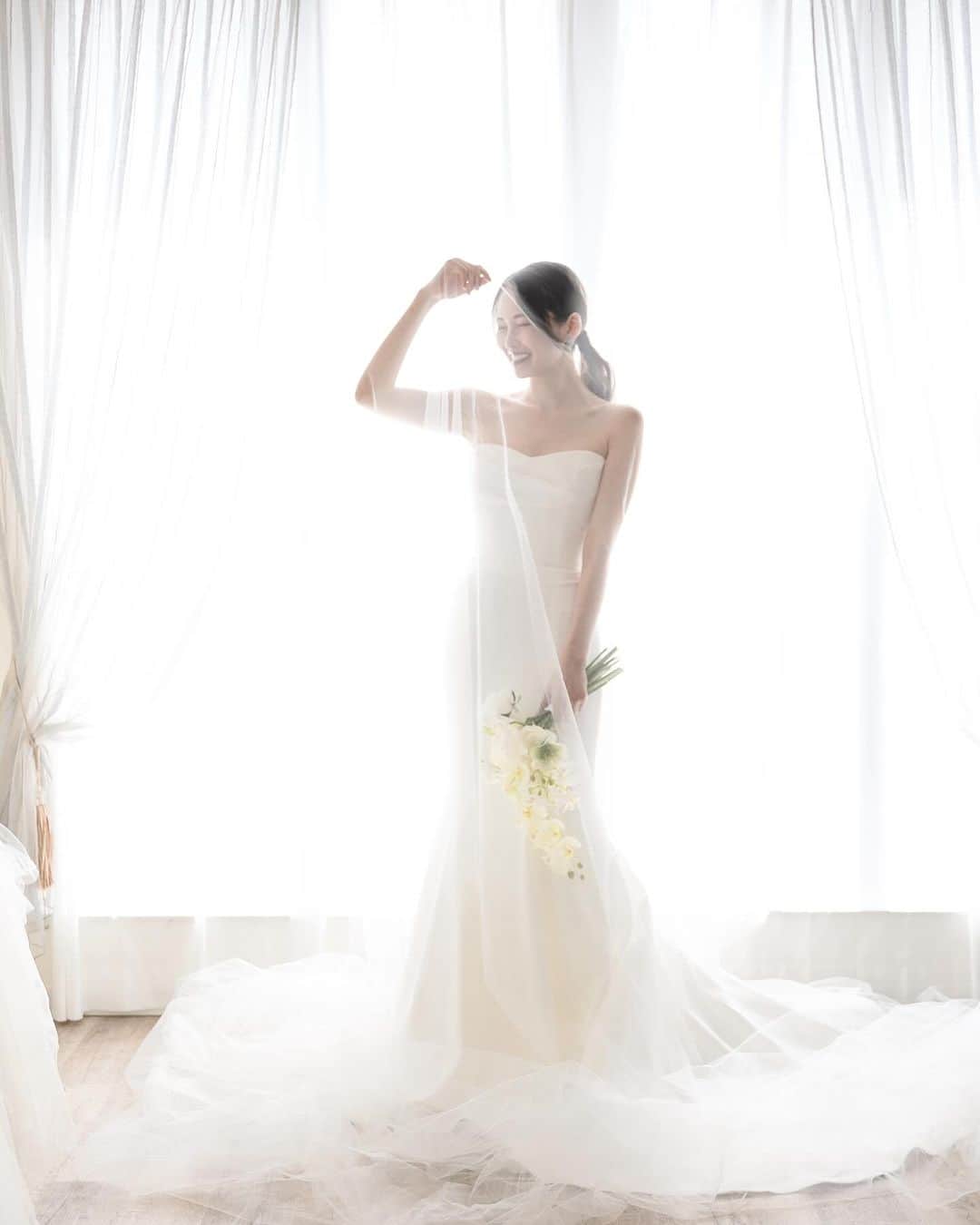 清水愛美のインスタグラム：「撮影🤍🕊️  wedding の撮影は本当幸せ！ ドレスも着れて最高にhappyでした🩵  @amuseviebridal  @thestory__wedding  素敵な仲間達と最高の撮影を...🤍  bouquet💐は 自分が作ったものを持参させて いただきました笑 @manami_wedding.bouquet   #wedding  #weddingdress  #撮影 #お仕事」