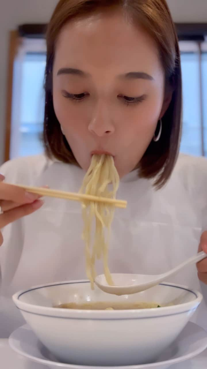 忽滑谷こころのインスタグラム：「. 🍜食べるだけの動画 飯テロだよ〜ん⭐️」