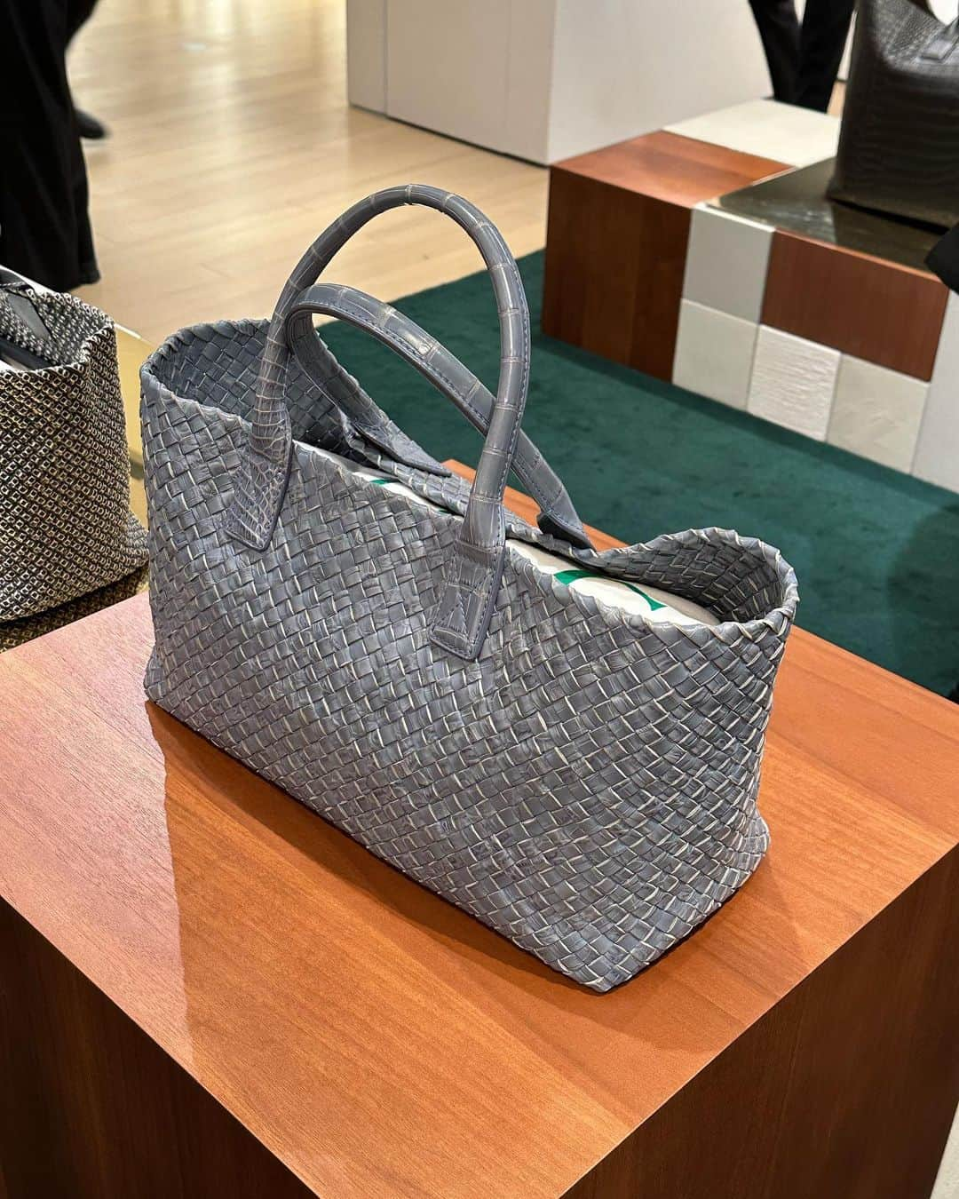 横田ひかるさんのインスタグラム写真 - (横田ひかるInstagram)「BOTTEGA VENETA "CRAFT IN MOTION"👜🌲  11/9(木)より銀座フラッグシップの5周年を記念し、ボッテガ・ヴェネタのアイコニックなバッグ "カバ" の展示。アーカイブピースから新作までカバを通じて、ボッテガ・ヴェネタのクリエイティビティを体感いただける空間でした。  #BottegaVeneta #ボッテガヴェネタ #カバ #PR」11月8日 21時18分 - _rncn950805