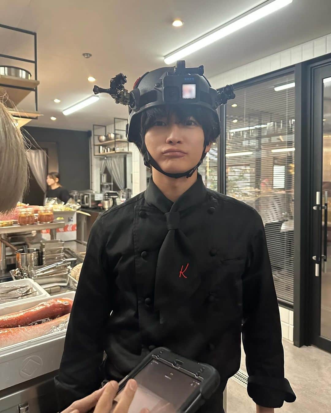 のインスタグラム：「📸#フェルマーの料理 𝘖𝘍𝘍𝘚𝘏𝘖𝘛  旨み成分が浮かび上がるシーンの撮影は 岳(#高橋文哉)にカメラを被ってもらいながらの撮影でした！🎥  目線の高さ合わせて撮影することで 迫力のあるシーンを作り上げることができるんです…！✨️  TVerでは第1話＆第3話を配信しています✨️ 第3話までのダイジェストも配信中！  𝗘𝗽𝗶𝘀𝗼𝗱𝗲.𝟬𝟰 𝟭𝟭.𝟭𝟬 𝗢𝗡 𝗔𝗜𝗥🎬」