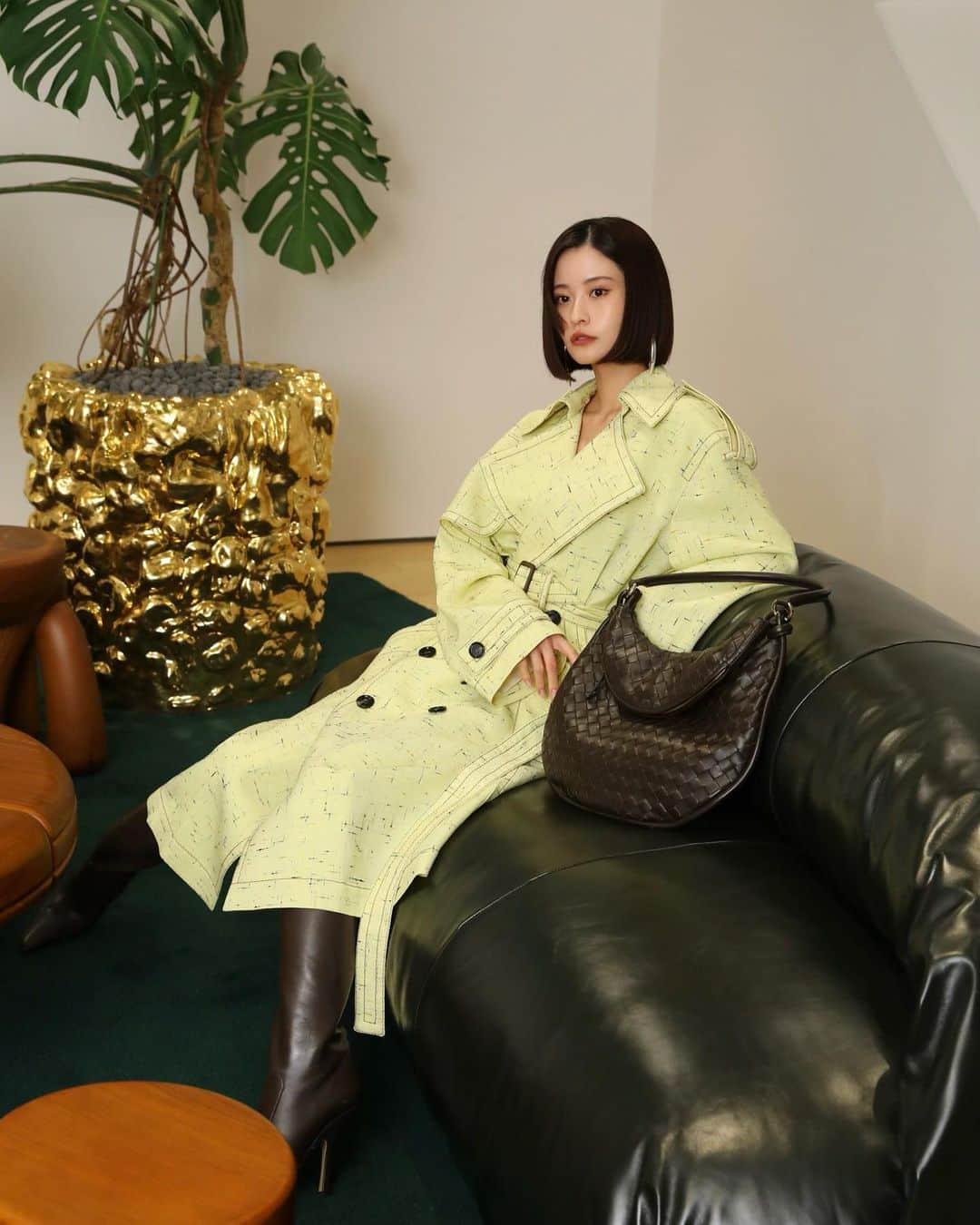 横田ひかるのインスタグラム：「BOTTEGA VENETA "CRAFT IN MOTION"👜🌲  11/9(木)より銀座フラッグシップの5周年を記念し、ボッテガ・ヴェネタのアイコニックなバッグ "カバ" の展示。アーカイブピースから新作までカバを通じて、ボッテガ・ヴェネタのクリエイティビティを体感いただける空間でした。  #BottegaVeneta #ボッテガヴェネタ #カバ #PR」