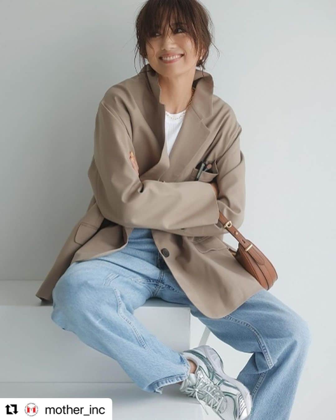 東原亜希のインスタグラム：「今まであまり手を出してこなかったジャケットですがついに作りたい欲が🔥ビッグシルエットブームで一時期すごくビッグになりましたが、程よいビッグシルエットが欲しくて最高な形できました🤝大満足！軽くて生地も柔らかいので気軽にガーデ感覚で使えます✌️  #Repost @mother_inc with @use.repost ・・・ ■ジャケット PRICE：30,800円（税込・送料無料） COLOR：BEIGE/BLACK SIZE：FREE  きれいめな印象のテーラードジャケットにふっくらとした風合いのツイル素材を使用して、デイリーユースに落とし込みました。 トレンド感のあるビックシルエットで、羽織るだけでシックなこなれ感のある印象にまとまります。 袖幅も広めなので重ね着もしやすく、様々なシーズンでご着用いただけます。 きれいめなコーディネートにはもちろん、 デニムとカットソーなどのカジュアルなコーディネートに羽織っても マニッシュなスタイリングに仕上がります。 洗練度の高い着こなしが出来る着回し力抜群のジャケットです。 ベージュ、ブラックの2色展開。フリーサイズ。  ◇◆◇◆◇◆◇◆◇◆◇◆◇◆◇◆◇  ■受注期間 11月14日（火）12:00～11月19日（日）23:59まで https://mother-inc.jp/forme/ 2月中旬以降順次発送予定。  ※受注生産のため【2月中旬以降】順次発送となります。 ※FORME以外の商品との同時購入はできかねます。他の商品をご購入の場合は別途ご購入ください。 ※お客様都合のキャンセル、返品はご遠慮いただいております。 　サイズ・色をご確認の上ご注文いただきますようお願い致します。 ※商品発送時に、クレジットカード決済がおこなわれます。 ※MA-１、ジャケットは上限がございます。他の商品は上限なくお買い求めいただけます。 お客様にはご不便、ご迷惑をおかけ致しますが、ご理解の程、宜しくお願い致します。  ◇◆◇◆◇◆◇◆◇◆◇◆◇◆◇◆◇ #mother_inc#東原亜希#forme#フォルム#2024SPRING」
