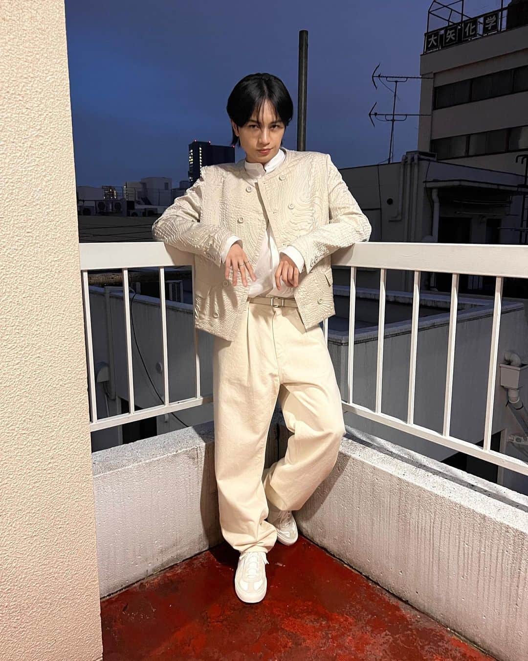 中島健人さんのインスタグラム写真 - (中島健人Instagram)「もう黒髪が懐かしいよな。  #andBOY #道 #夕方の都内 #今日も夜景が見えるとこで撮影」11月8日 21時21分 - kento.nakajima_313
