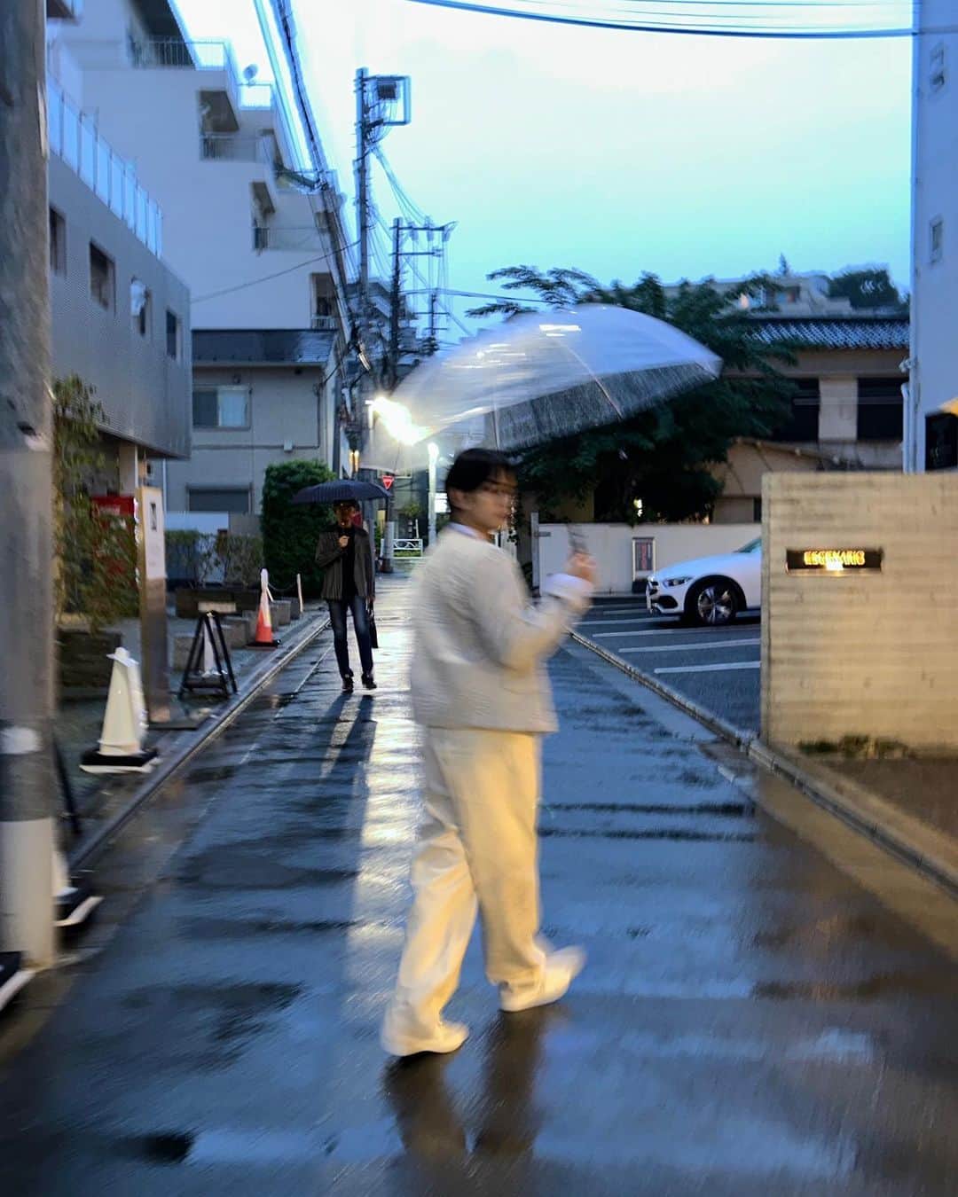 中島健人さんのインスタグラム写真 - (中島健人Instagram)「もう黒髪が懐かしいよな。  #andBOY #道 #夕方の都内 #今日も夜景が見えるとこで撮影」11月8日 21時21分 - kento.nakajima_313