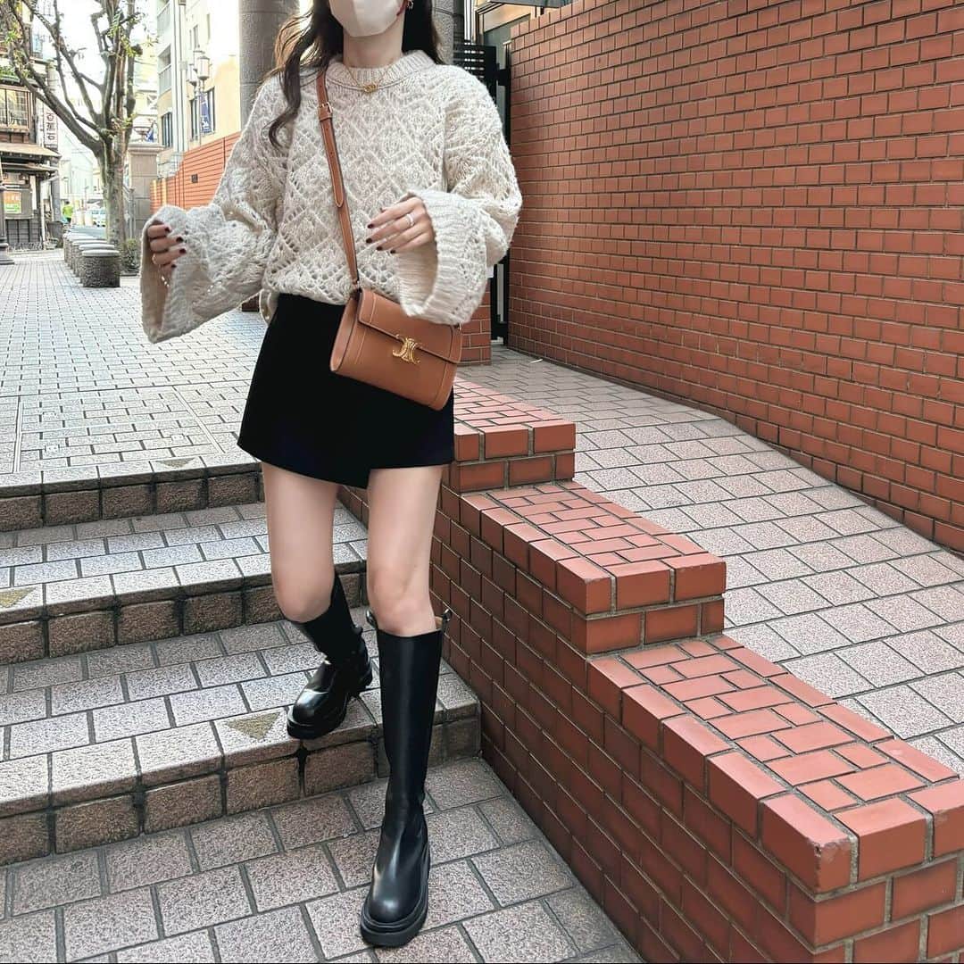 Maiのインスタグラム：「・ この前広島の @zara で買ったニットとスコート✔︎  どちらも可愛いくて気に入ってます💕  残念な事にpressブログが今年いっぱいで終了してしまうみたいで、  色々と細かく書く場所が無くなってしまうなぁ、、、  なんか自分が好きな様に自由に書けるところがあれば良いんだけどなー  とりあえずギリギリまでブログ書くので良かったら見て下さい☺️  この時のコーデの詳細、ZARAのアイテムの品番・サイズなどブログに詳しく書いてます📝  #zara #celine #celinebyhedislimane」