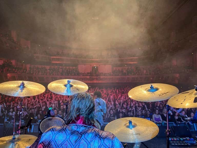 ルーファス・テイラーさんのインスタグラム写真 - (ルーファス・テイラーInstagram)「Great to be back in Berlin last night for show 1 of the European leg 💪🏼 #thedarkness  📸 - @mickwade71」11月8日 21時22分 - rufusttaylor